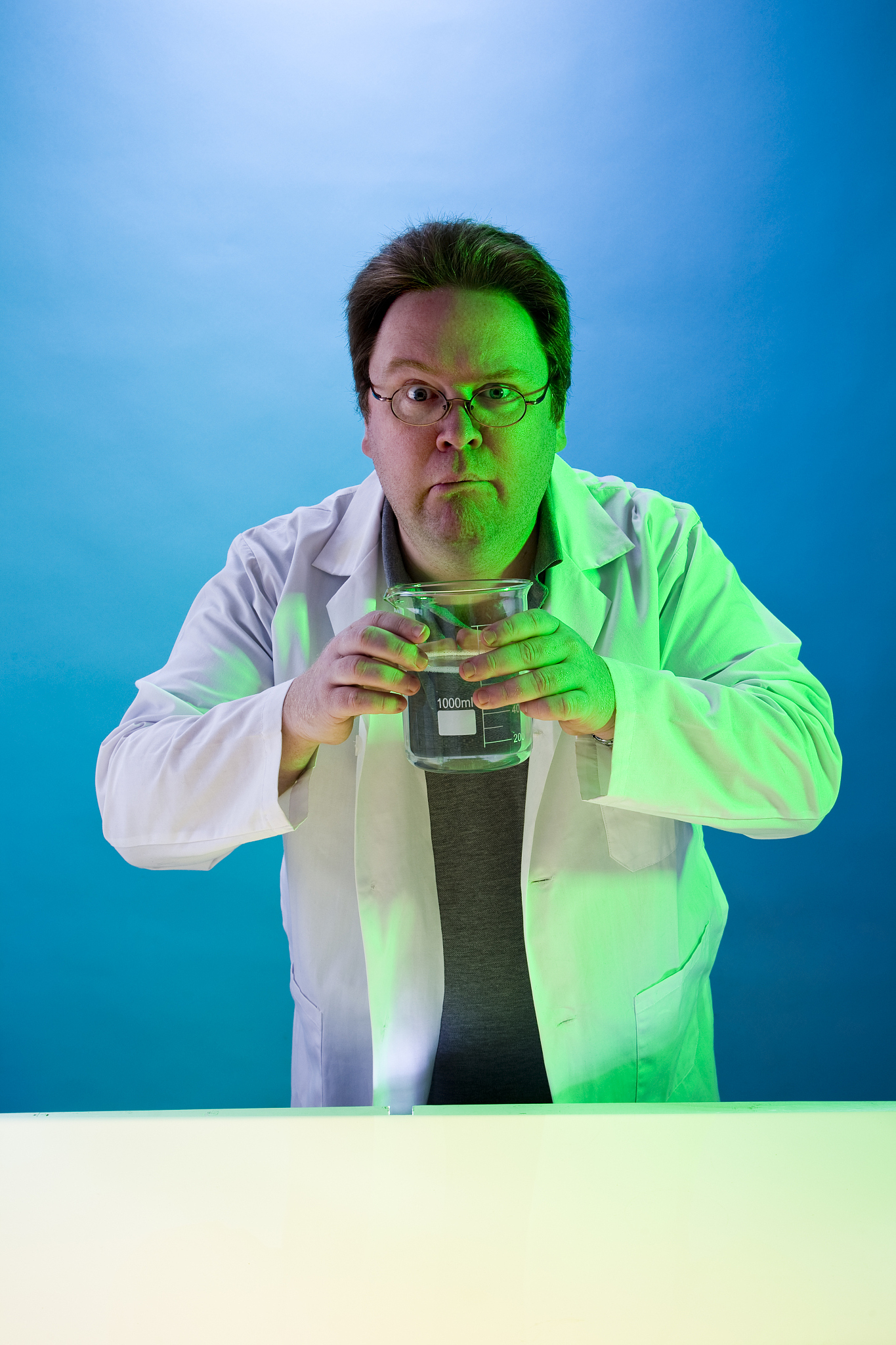 小王每次在到交通灯前默念“绿灯”，等他到了的时候还真常常是“绿灯”，经过几次这样的事，小王就认为自己具有了“特异功能”。请你设计实验来探究小王是否有“特异功能”。