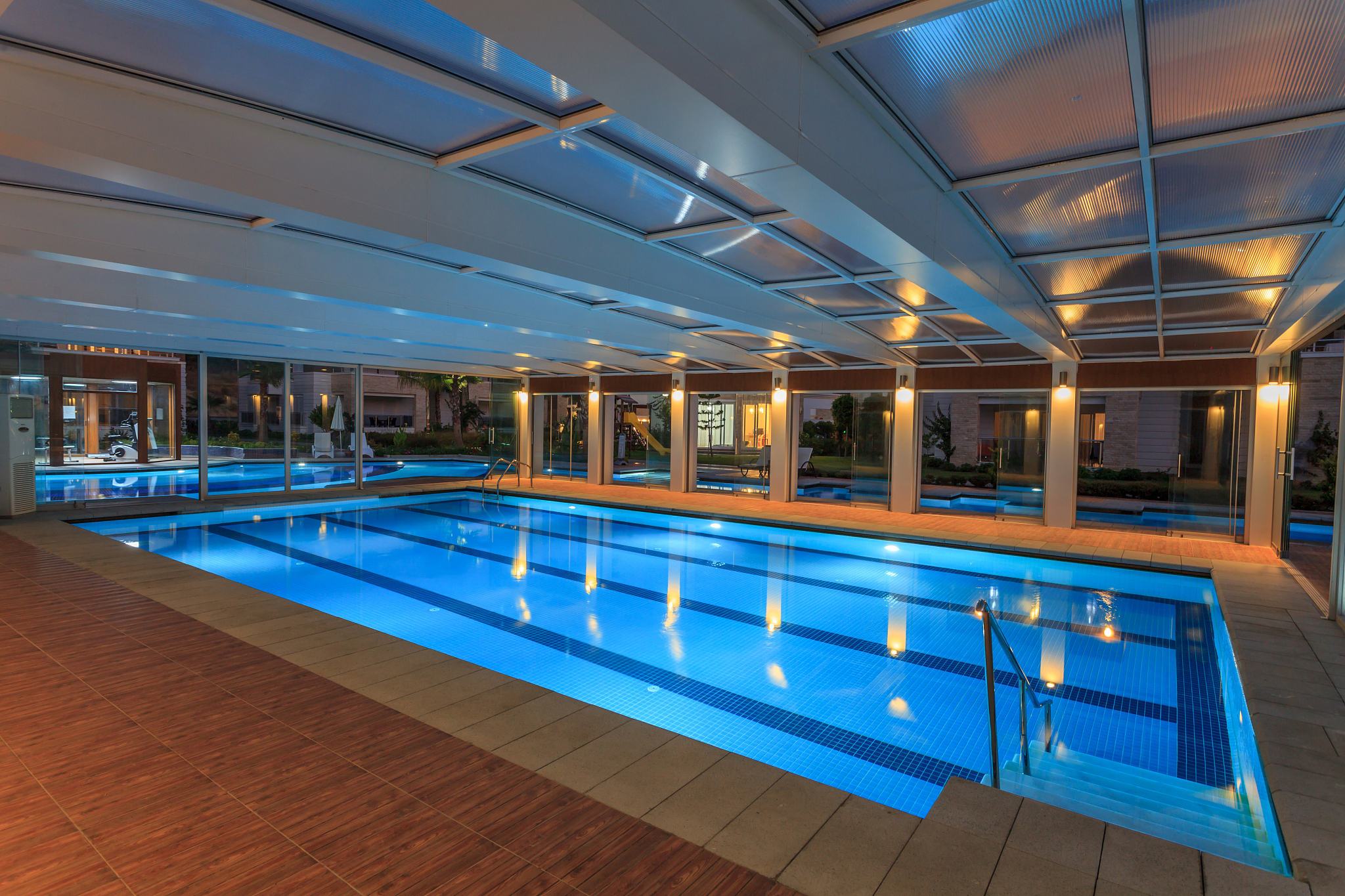 你好您好！有什么我可以帮您的吗？写一个关于陆地游泳的机器的创新创业计划书创新创业计划书1 项目概述本项目旨在开发一款陆地游泳机器为游泳爱好者提供更加安全、便捷、有趣的游泳体验。该机器通过模拟水中游泳动作让用户在陆地上进行游泳训练和娱乐可以有效提高用户的游泳技能和身体素质。本项目将通过创新的设计和技术打造一款具有市场竞争力的产品。2 市场分析游泳是一项非常受欢迎的运动尤其是在夏季。然而由于一些原因许