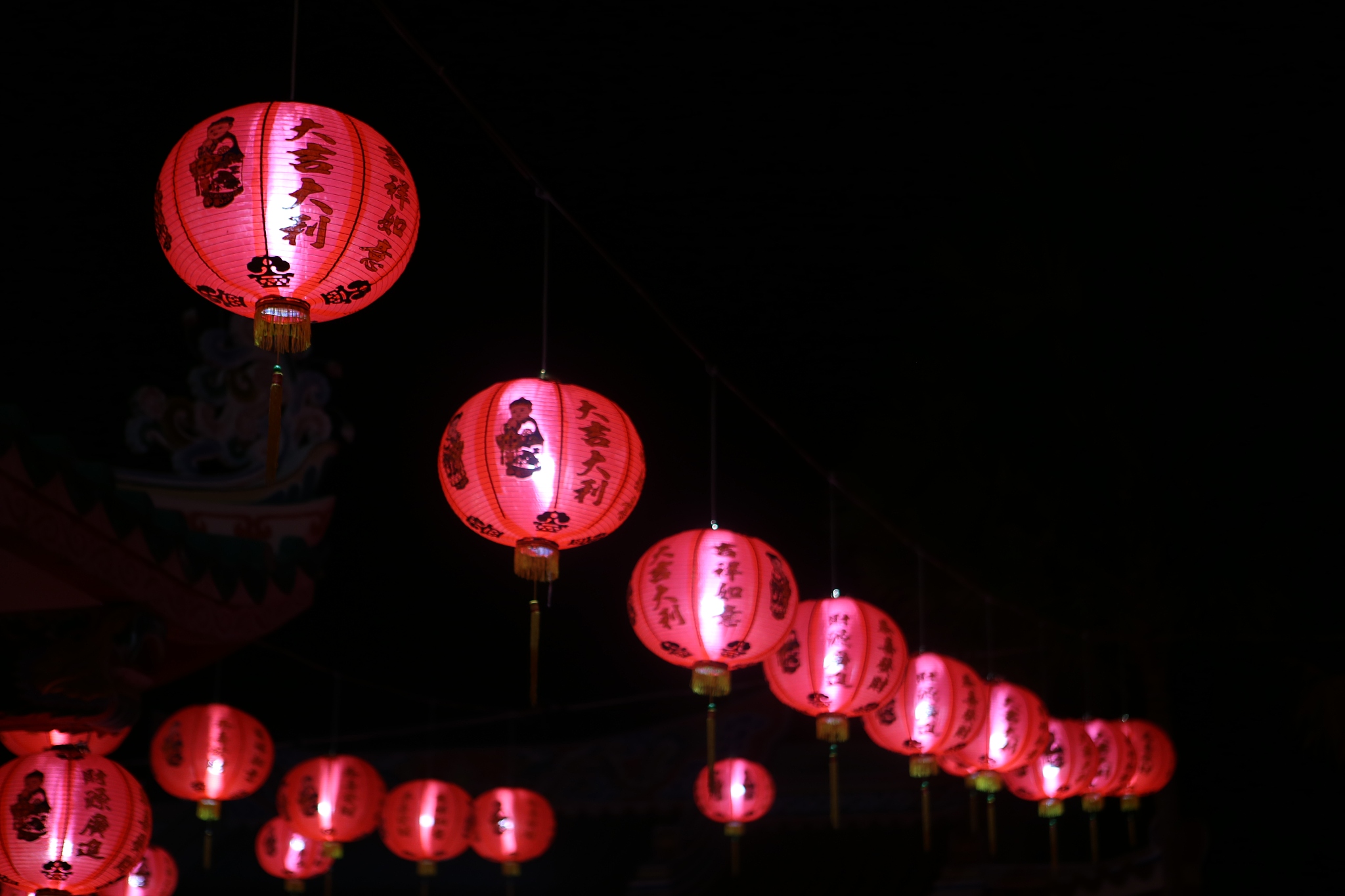 关于“ 鱼灯的历史和文化背景介绍，包括其在传统节日、婚礼等场合的应用”，麻烦用1000字以内阐述下