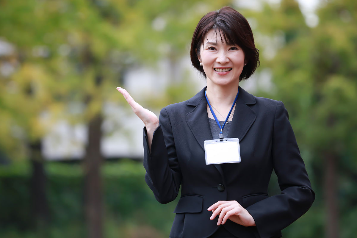 写一首赞美三十五岁左右、有两个女儿的公司女法务的诗不要太肉麻、恶心