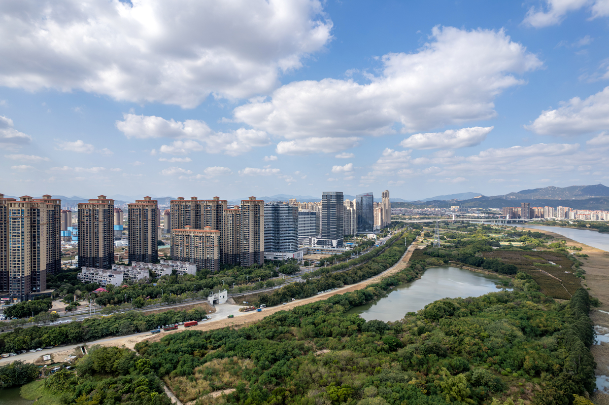 城市主干道旁的绿化带与城市住宅楼
