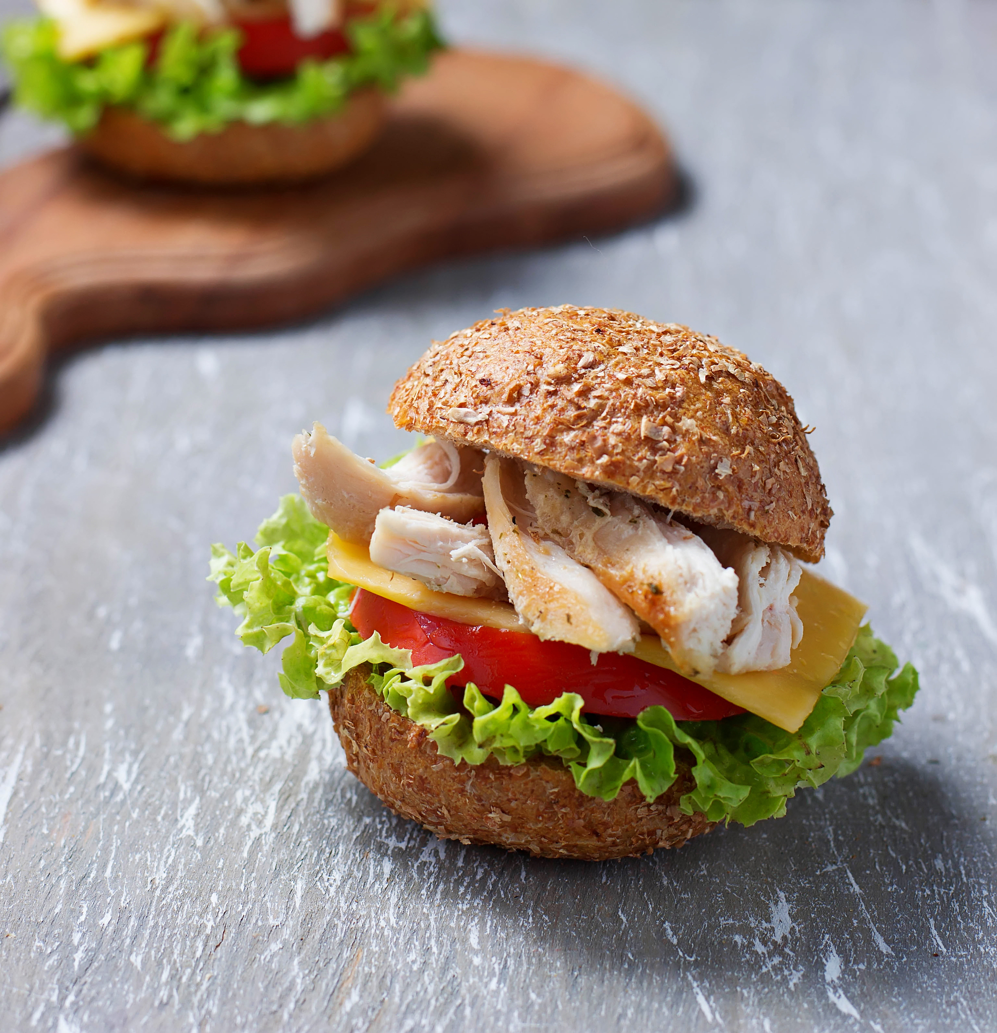 30字牛肉汉堡和上校鸡块：美味佳肴，好评如潮！