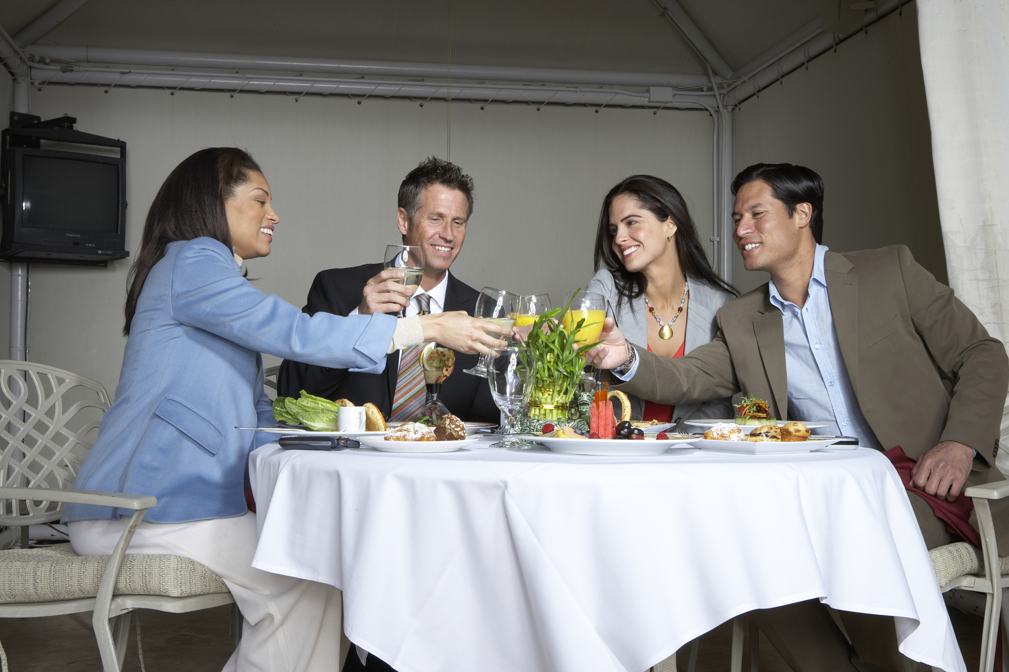在饭局上如何给公司大领导敬酒请说明具体的话语如果领导说你要好好学习应该怎么回答如何和领导打开话语