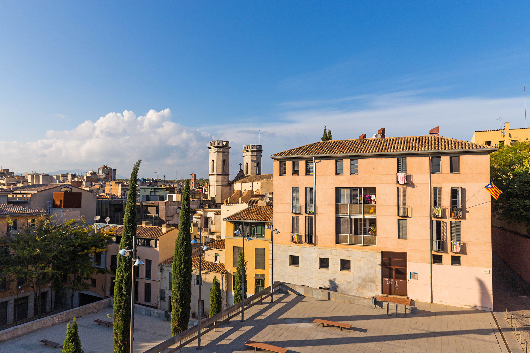 用西班牙语翻译以下内容要求语法正确。西班牙中文教育的历史可以追溯到16世纪当时西班牙殖民者开始在亚洲和美洲地区建立殖民地。在亚洲地区西班牙殖民者与中国建立了贸易关系使得一些西班牙人开始学习中文。到了17世纪一些西班牙传教士开始在中国传教并开始教授中文给西班牙人。然而直到20世纪初西班牙才开始正式开展中文教育。1920年代西班牙政府在马德里和巴塞罗那等城市设立了中文学校以便培养和支持西班牙在中国的商