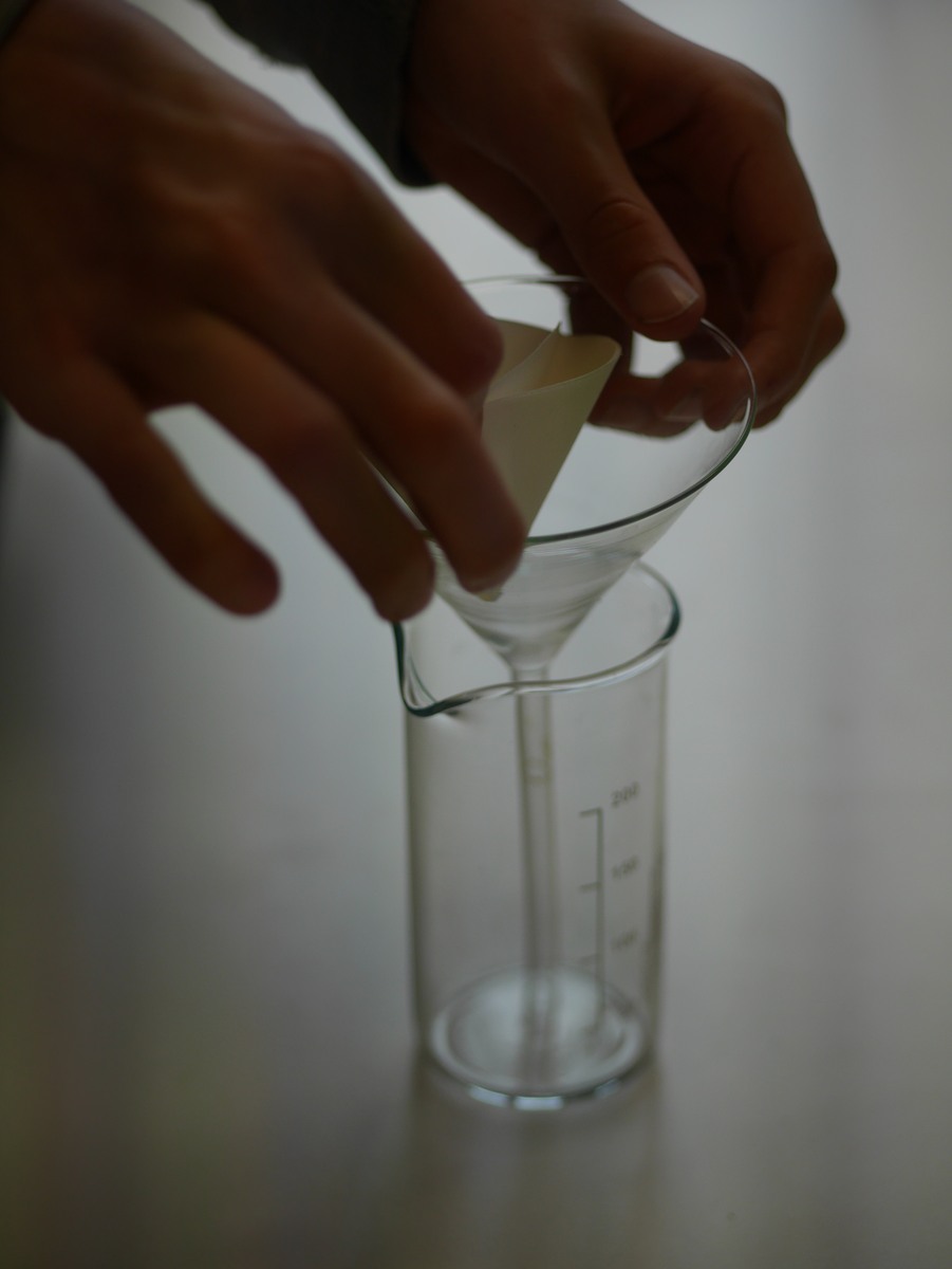 在进行实验之前样本中的酒精在50度的环境下烘干