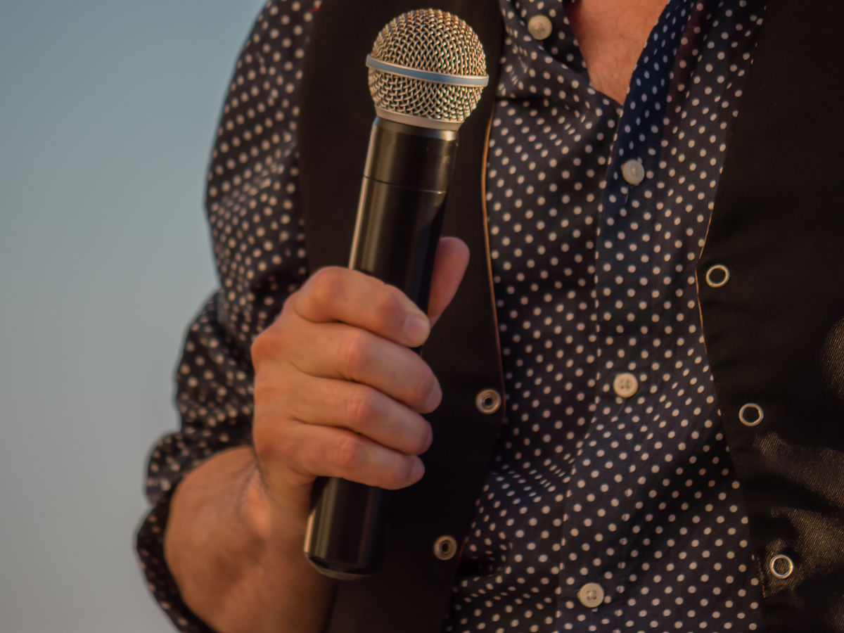 话筒使用礼仪：别让它离开你的嘴