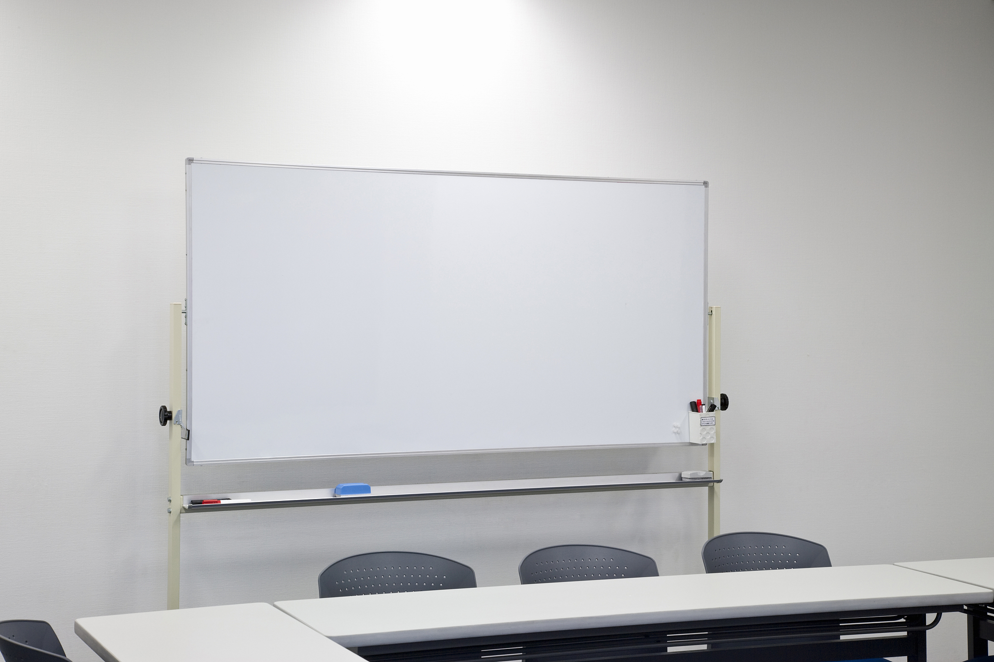 please translate this 如果你想固定使用，也可以使用随附的固定套件把白板进行固定后再使用