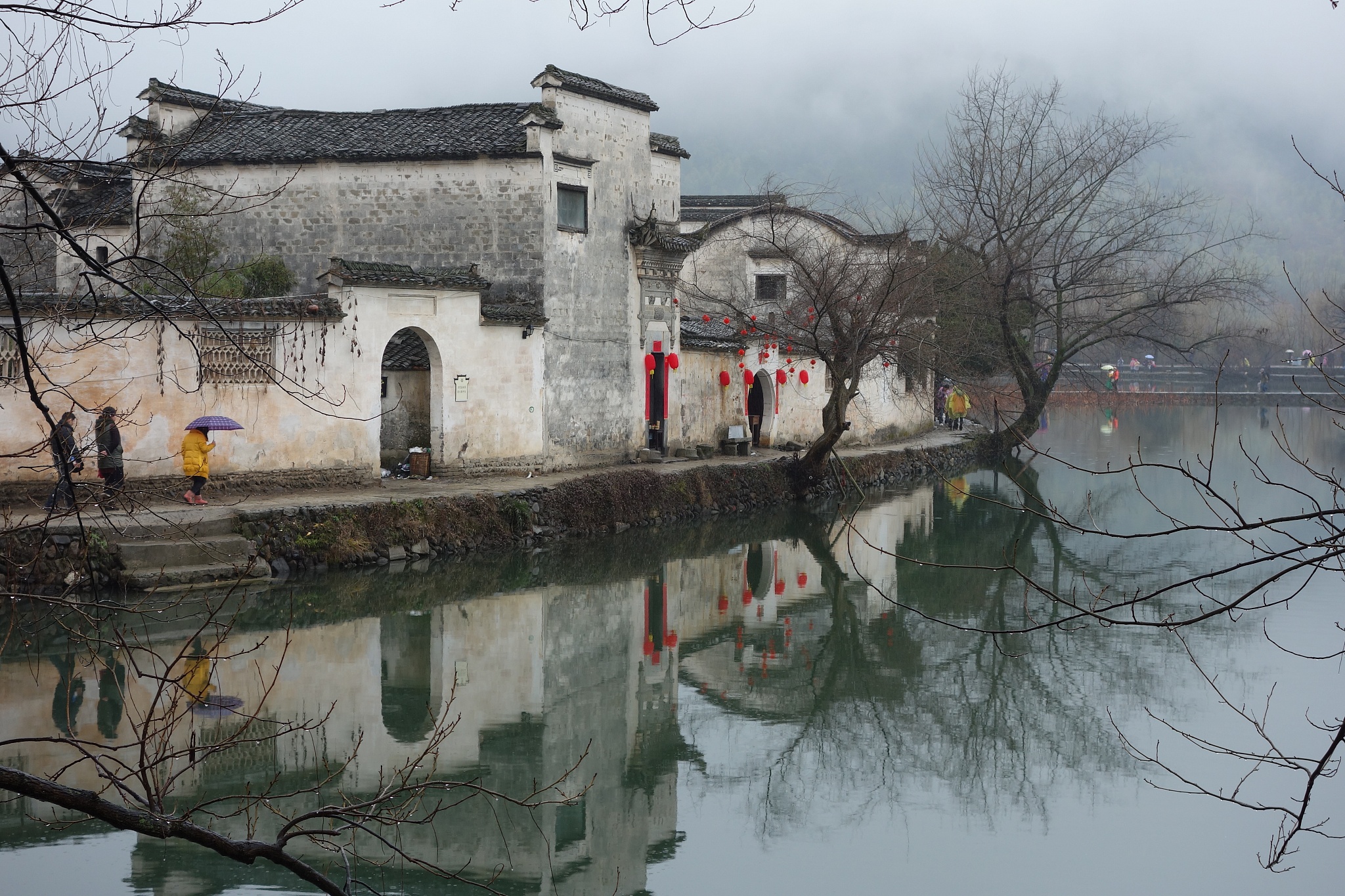 写一个关于徽派古建筑摄影的研究报告2 徽派古建筑的特点 21 徽派建筑的历史成因 22 徽派古建筑的建筑特色 221 天人合一的选址和设计格局 222 朴素淡雅的色彩特点 223 精美的建筑装饰 224 别具一格的马头墙 23 徽派古建筑的文化内涵 24 徽派古建筑的美学特色 241 功能与美观兼具的统一之美 242 山水环绕的自然之美