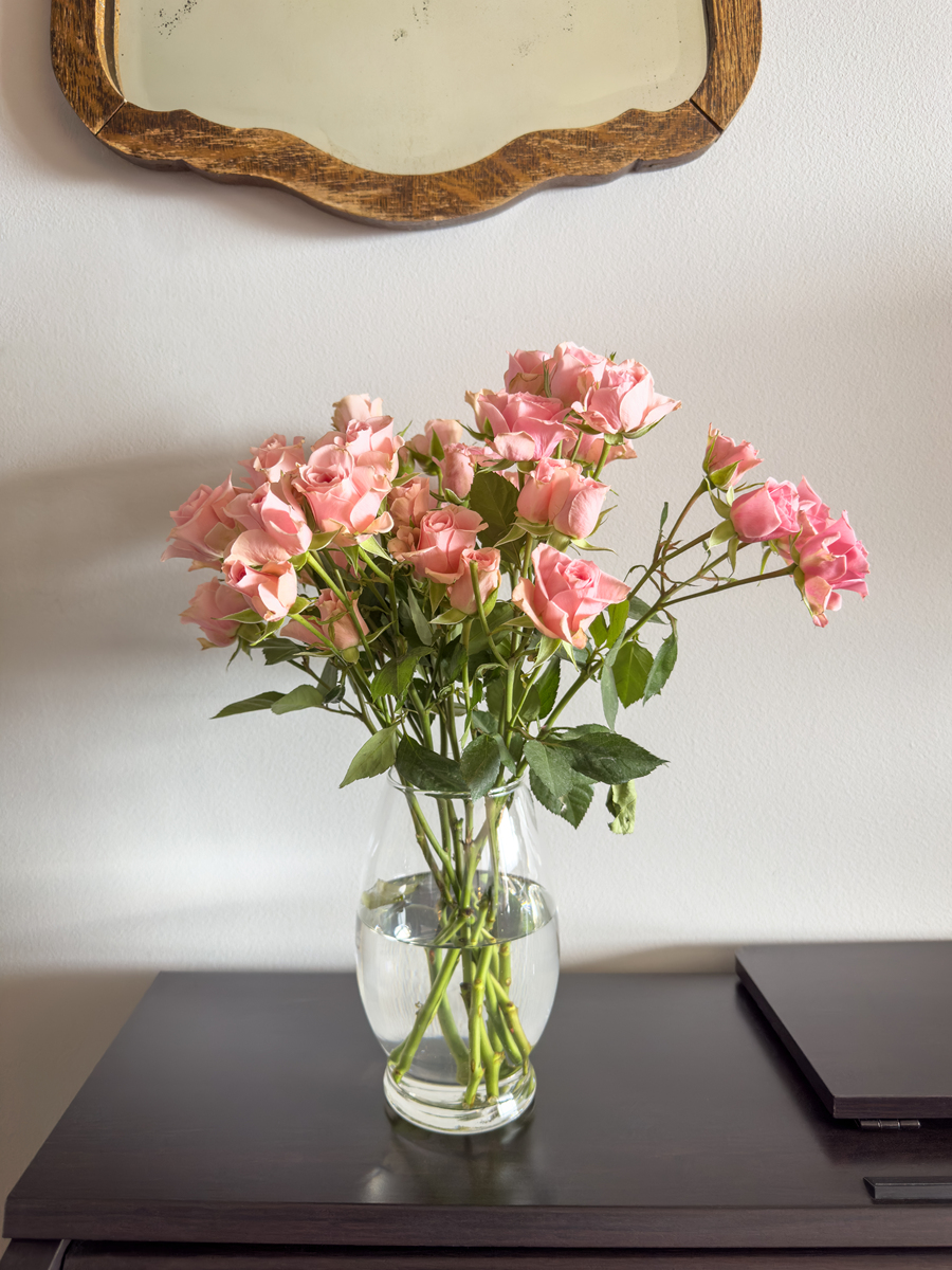 鲜花保鲜妙招：花瓶里放什么能让花儿更持久？