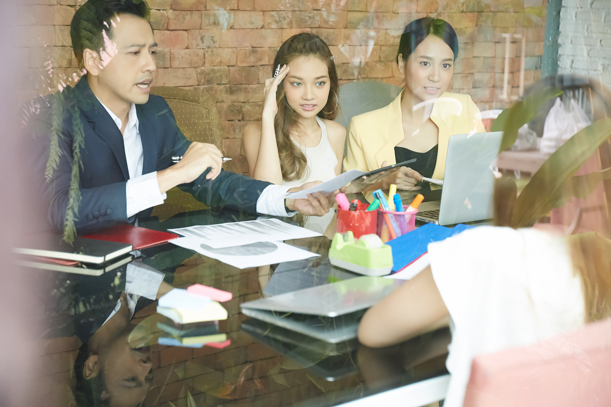 写一个办公室爱情故事男主是霸道总裁女主是新来的实习生