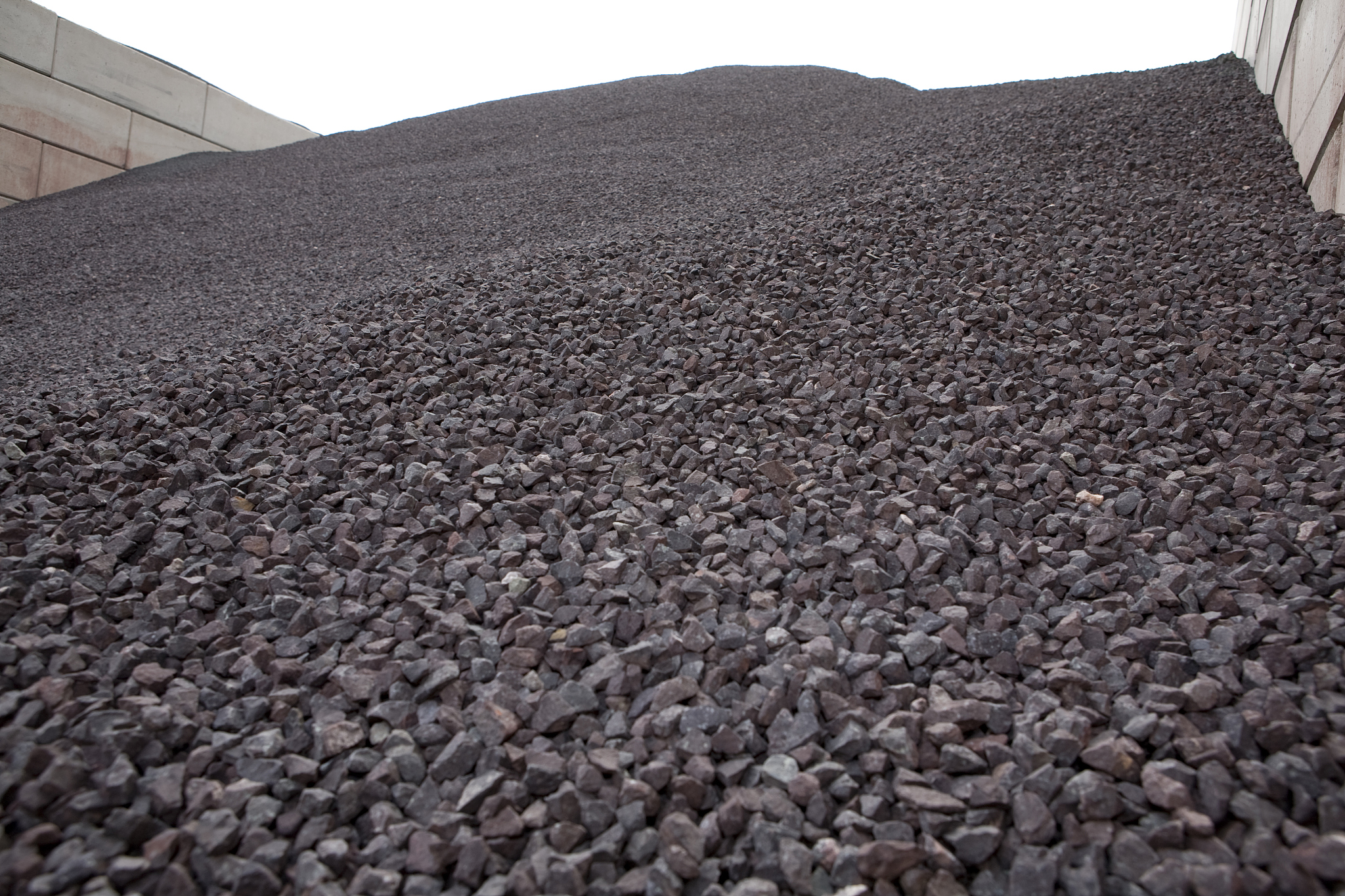 二不断探索固废利用新途径在提高固废利用率上再发力。一方面大力推进矸石制陶粒、积极开展矸石充填技术研究不断优化充填工艺确保充填系统的正常运行；另一方面积极探索煤泥、中煤等副产品大比例掺烧技术的探索与研究在现有矸石、粉煤灰、炉渣综合利用的基础上进一步探索研究更多的利用途径。如利用矸石、粉煤灰、炉渣、水泥、碱激发剂制备注浆材料等技术进一步提高矸石利用率。根据上面内容论述黄陵矿业不断探索固废利用新途径在提