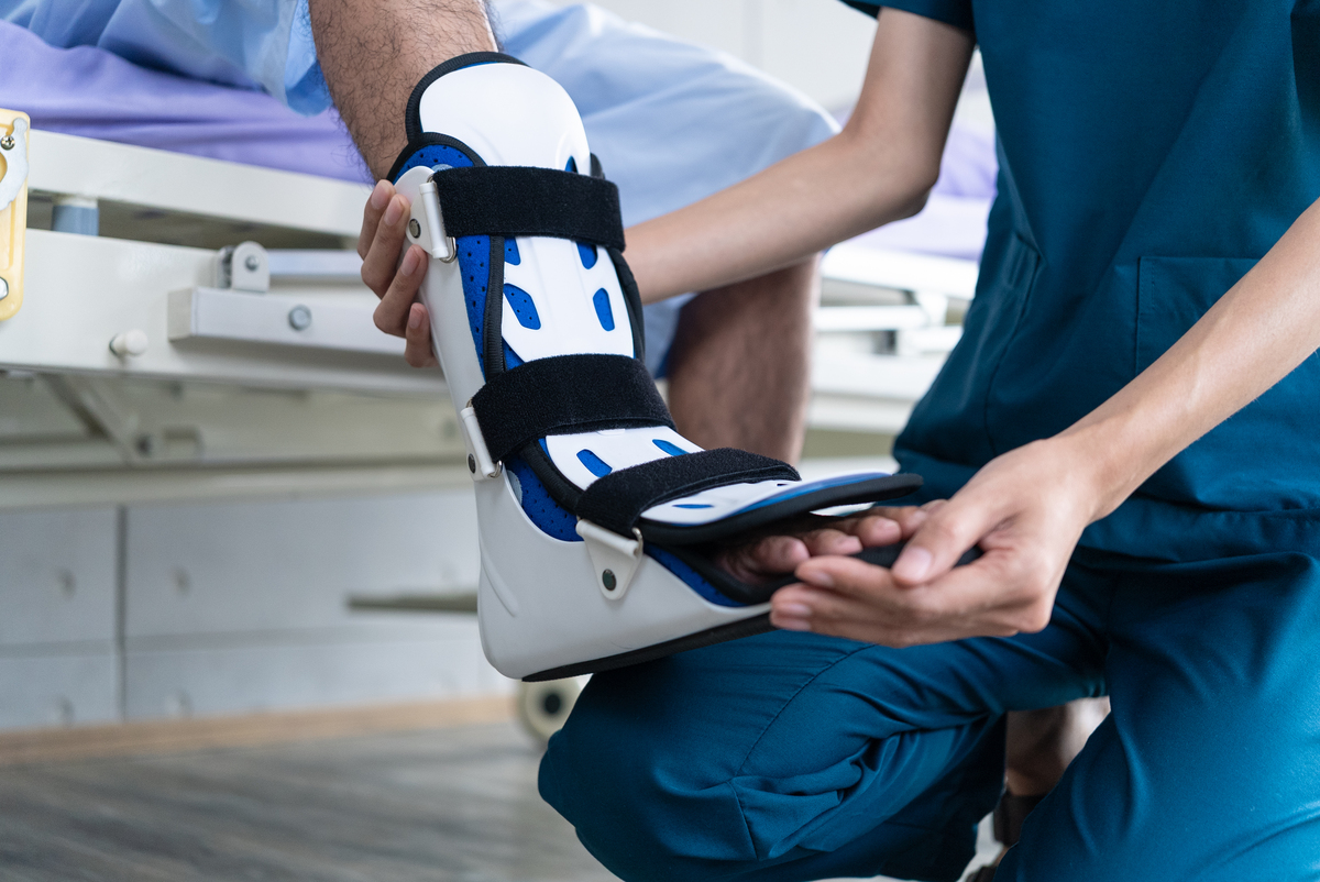 脚踝扭伤距骨移位：恢复指南 - 治疗方法及注意事项