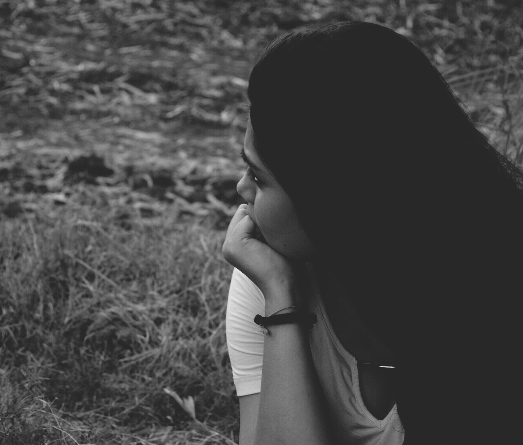 以为什么我们会感到悲伤和难过为题写一篇1100字文章