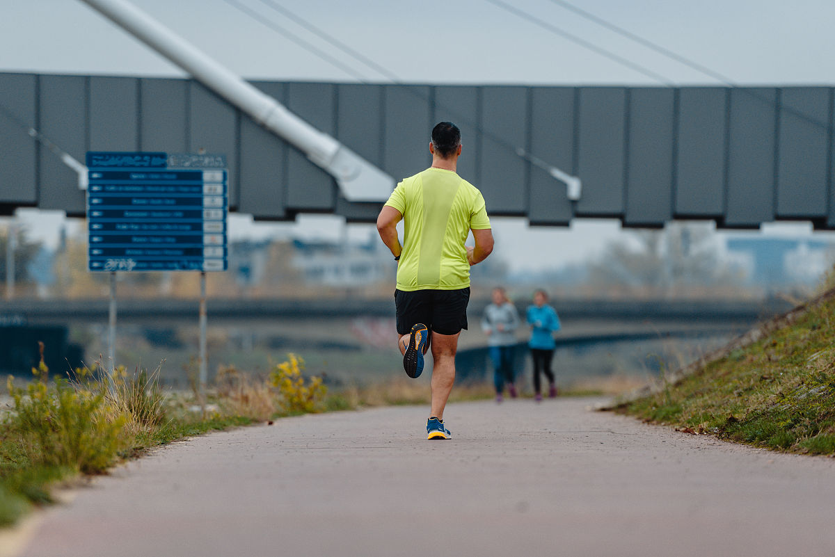 我现在平时锻炼跑步的距离是5千米34分钟。想提高自己的跑步水平达到1小时10千米我需要怎么安排锻炼？