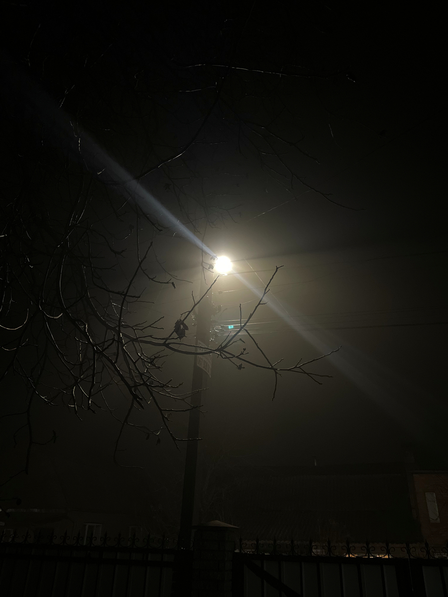 人生黑白对错难辨，时间匆匆留下夜色风景