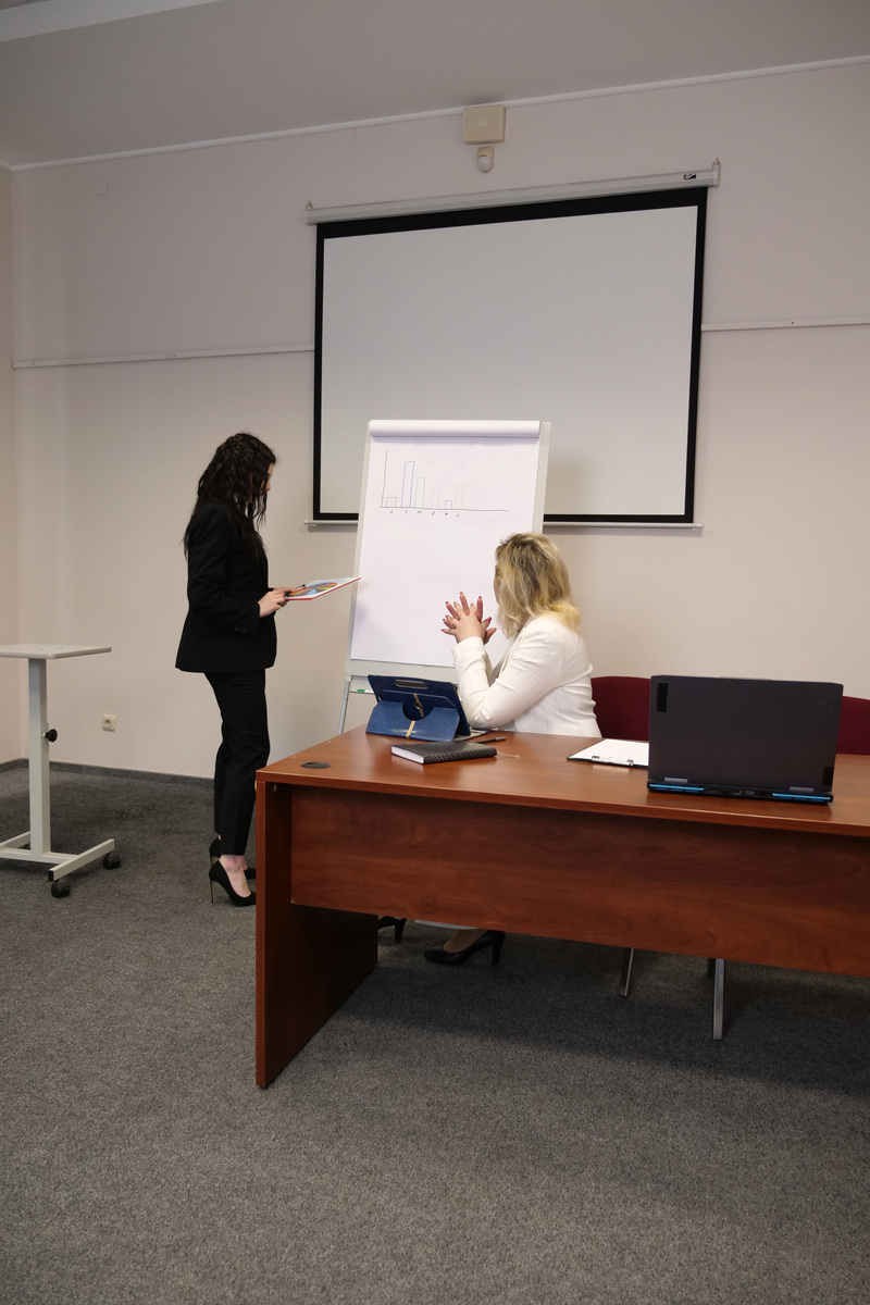 一位国贸学生暑假期间在一家办公家具公司实习岗位是海外部门销售请写一篇模拟实际过程中遇到问题和获得的经验为主要内容设身处地去发现问题、解决问题。开拓发散思维利用所习得的技能与理论思考问题解决的方式方法提升学生问题解析能力实现职业技能地熟练掌握的专业实习报告。字数要求2800字