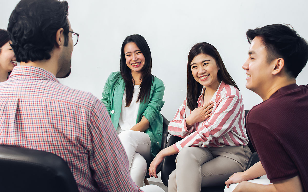 帮我模拟出一个具有社交焦虑心理问题的青少年与心理咨询师两人在进行心理咨询的一个剧本场景以剧本的形式编写出来要求心理咨询师体现出共鸣与理解可以将剧本内容具象化一些创造一些不存在的事实