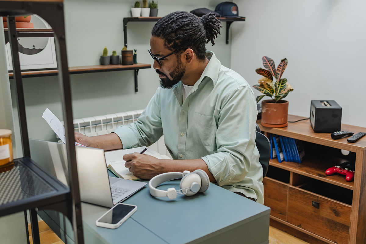 结合领导会议精神进行自我反思找出自身实际问题并说出改正措施一定要切合实际切忌空假浮夸。