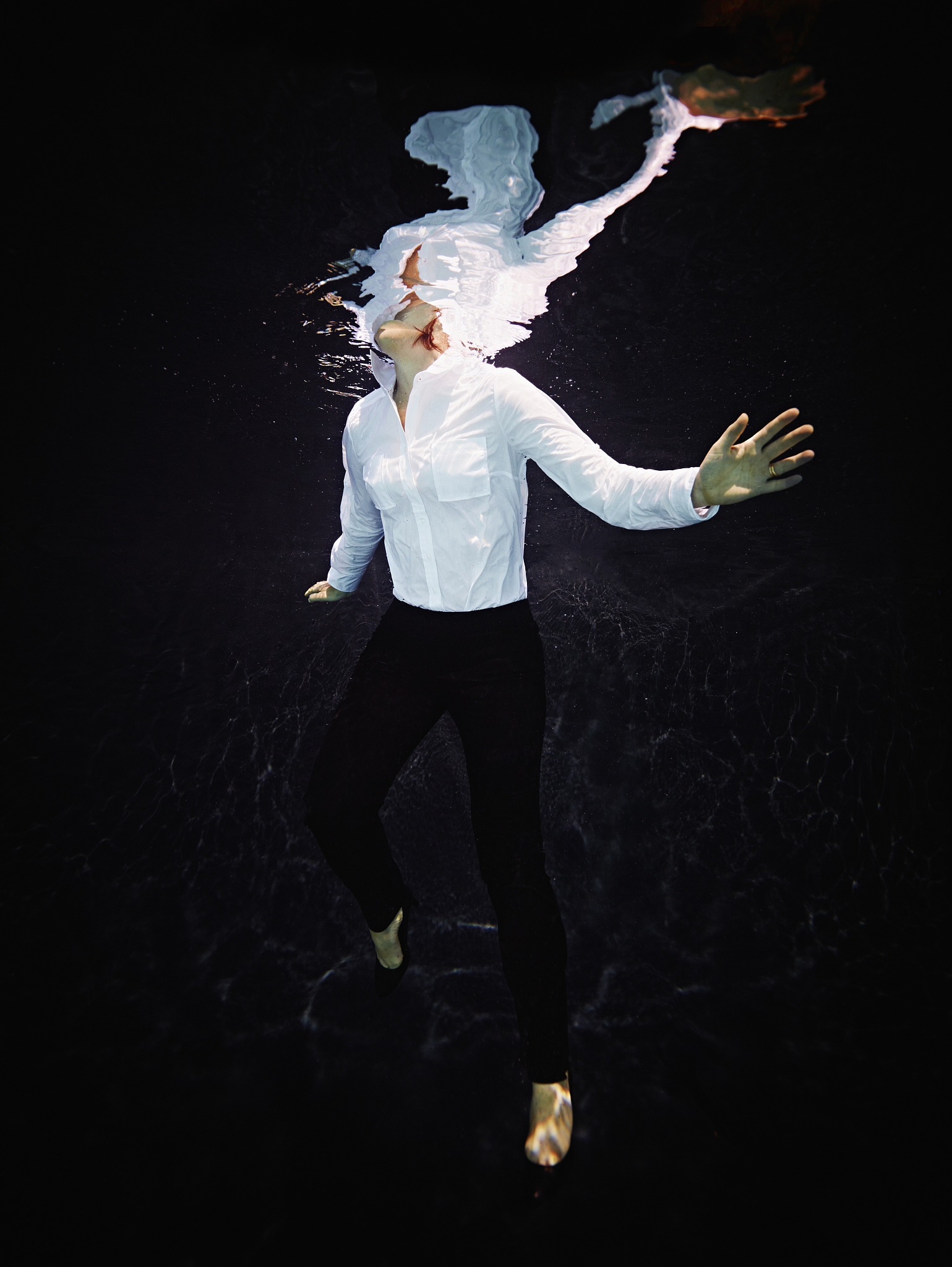 模仿以下话语重写以下话语35字生活催我挣钱年龄催我懂事在这尴尬的年纪做什么都由得自己