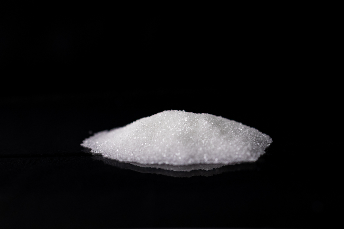 样品颜色深，混有少量黑色颗粒