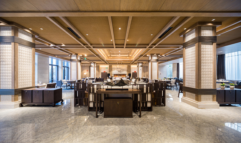 給我一個星級國際大酒店的文案文案需要圍繞著室內設計來描寫該設計風格是高端、奢華、大氣、中式典雅融合了中國傳統文化與黃河文化要分別描寫大堂、宴會廳、餐廳、電梯廳、宴會前廳這幾個地方。