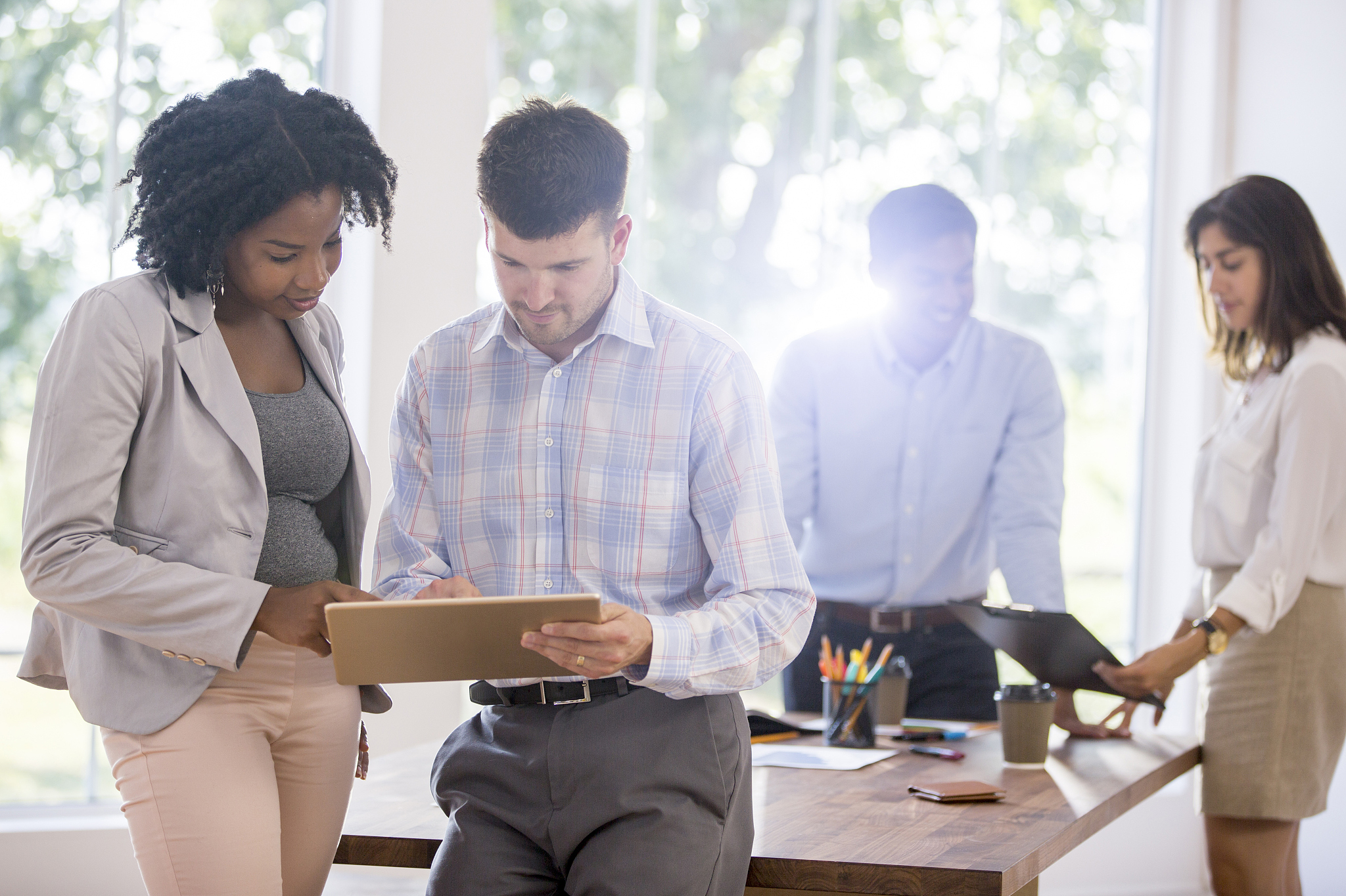 有位陌生拜访认识的男性客户吃过一顿饭后面多个月没有接触如何重新联系