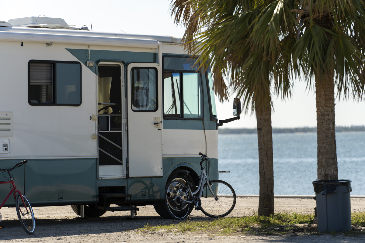 请改写和润色下面的内容本团队成员所在的房车工程技术研究中心成立于2012年11月中心以建立中国房车相关技术标准、开发具有自主知识产权的国际先进房车产品等为主要目的