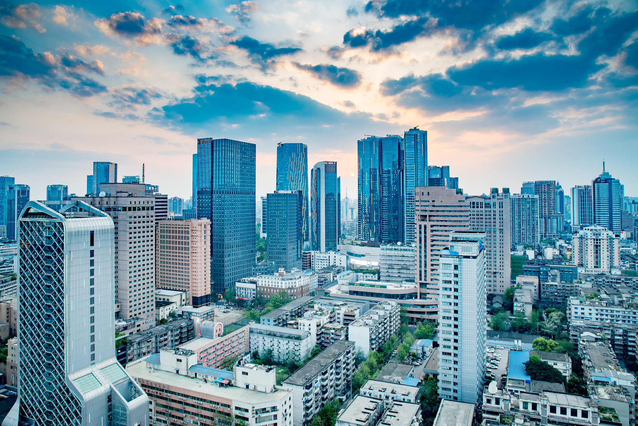 国内满足以下条件的的地级市：空气质量好空气质量要求：空气质量优质要大于300天不潮湿全年温度在10到25摄氏度的天数要大于220天夏季平均气温小于25摄氏度海拔不能太高不能处于地震带上
