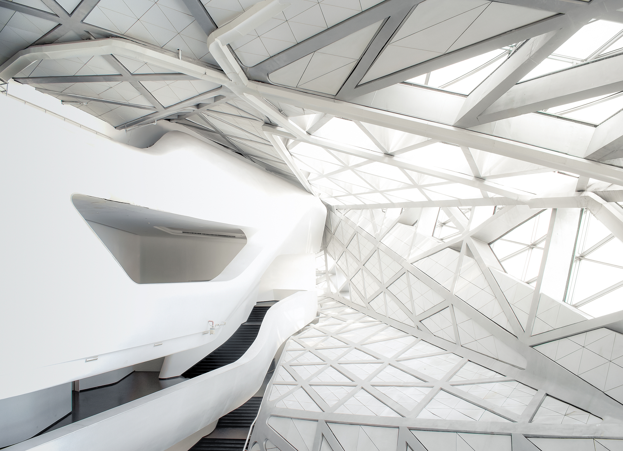 帮我出几个有关线性空间线性变换欧式空间的数学竞赛题并且给出答案1 设V是一个有限维线性空间T是V到V的线性变换。如果T的特征值都是实数那么T一定是对称变换。证明或举反例。答案：正确。可以通过构造特征向量来证明。具体证明过程可以参考线性代数教材。2 在欧式空间R3中设ABCD四点不共面E为平面ABCD内一点。证明向量EAEBECED线性无关。答案：正确。可以通过假设存在一组不全为0的实数abcd使得