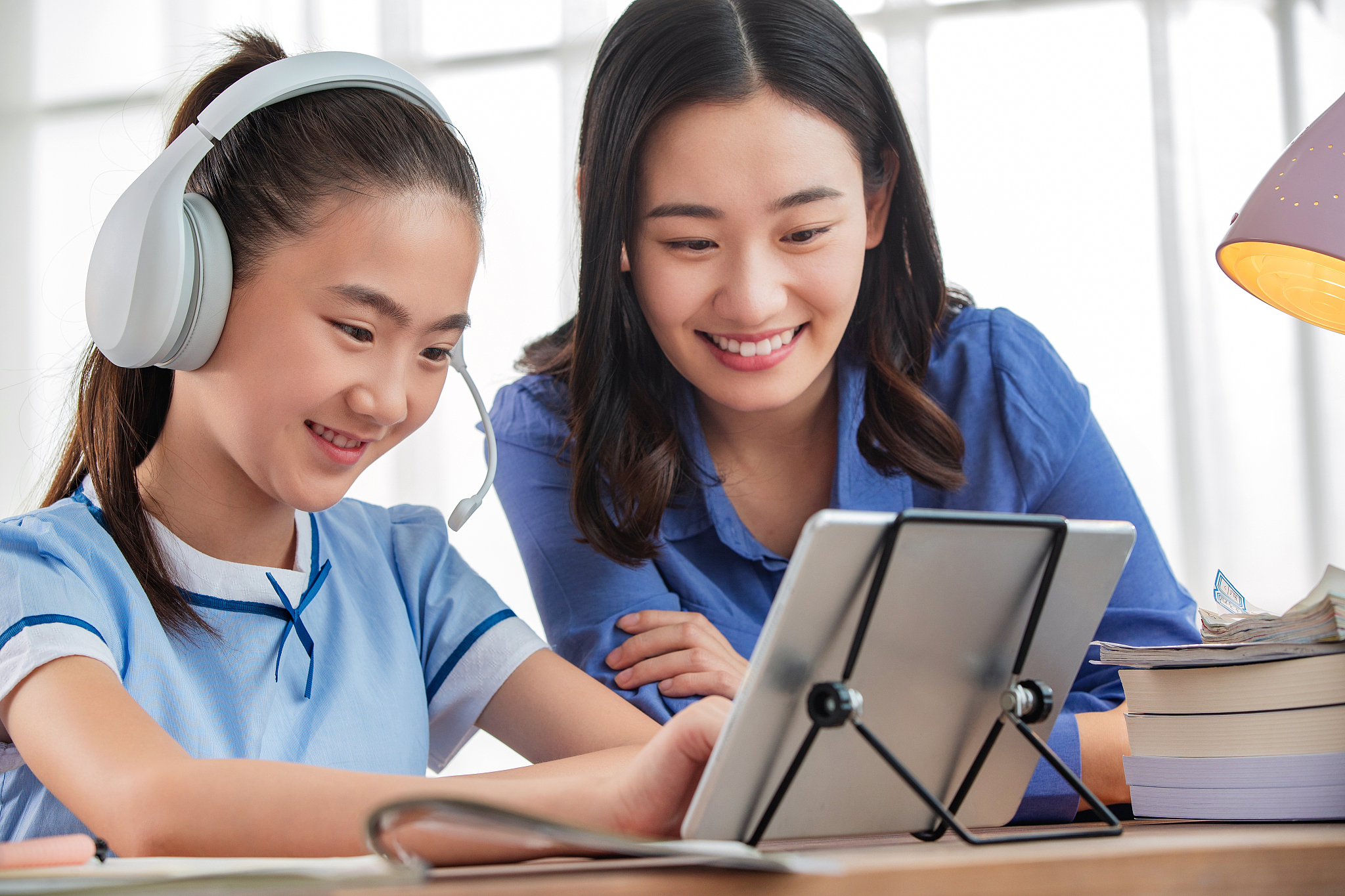 如何在英语听力课堂实施精听策略