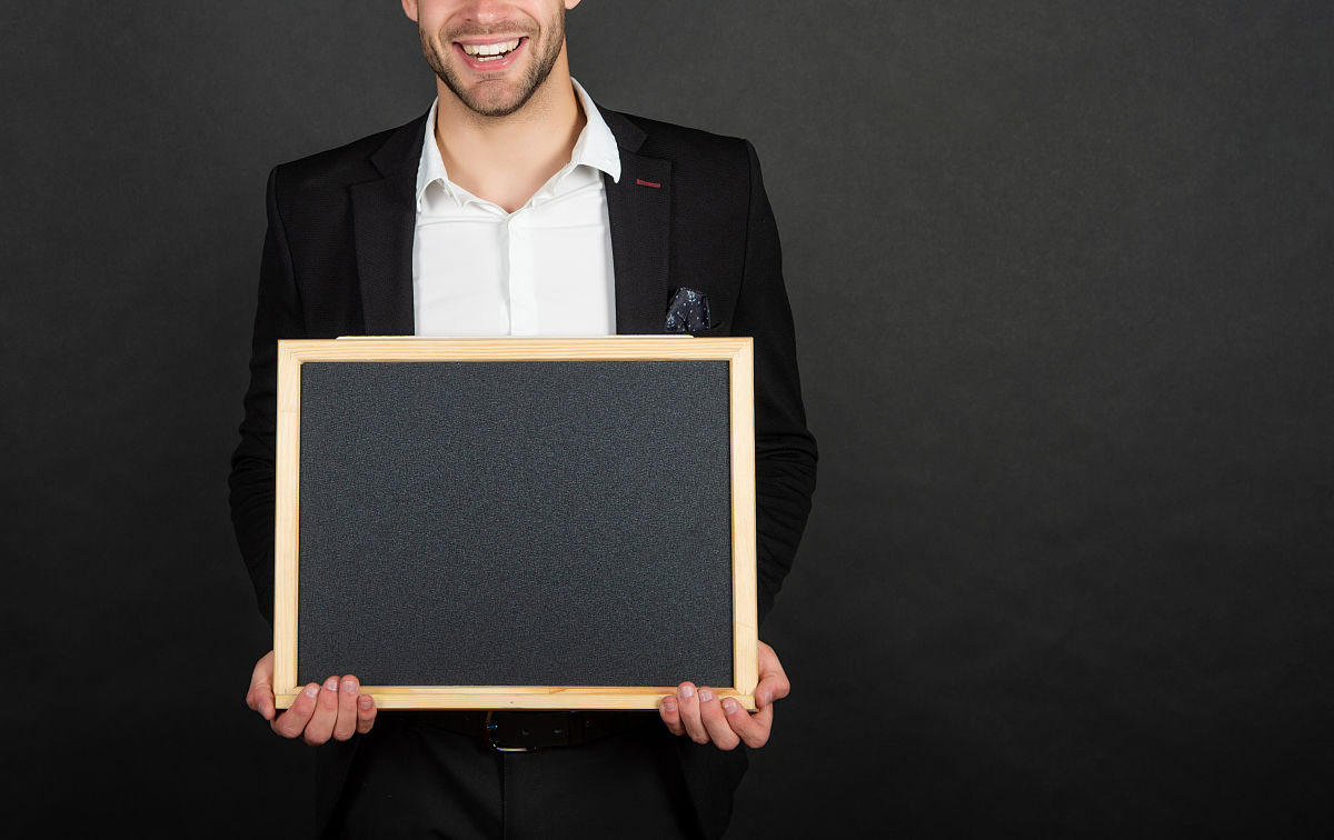 方唐先生1993年创作的漫画作品《欲》该作品获第八届全国美展优秀作品奖。画面上的人为了能摘到树上的果子不惜把自己的头颅垫在了自己的脚下。为了得到果思想与尊子而践踏了头颅抛弃得微赏失姐然得与失给人惊警给人诸多联想与思考;而你有怎样的联想与思考呢请你选好角度确定立意完成写作要求明确文体自拟标题;不要套作不得抄袭;不得泄露个人信息;不少于一千字。