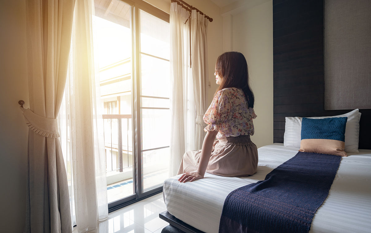 小小的客房里面床单抖呀抖呀抖下联