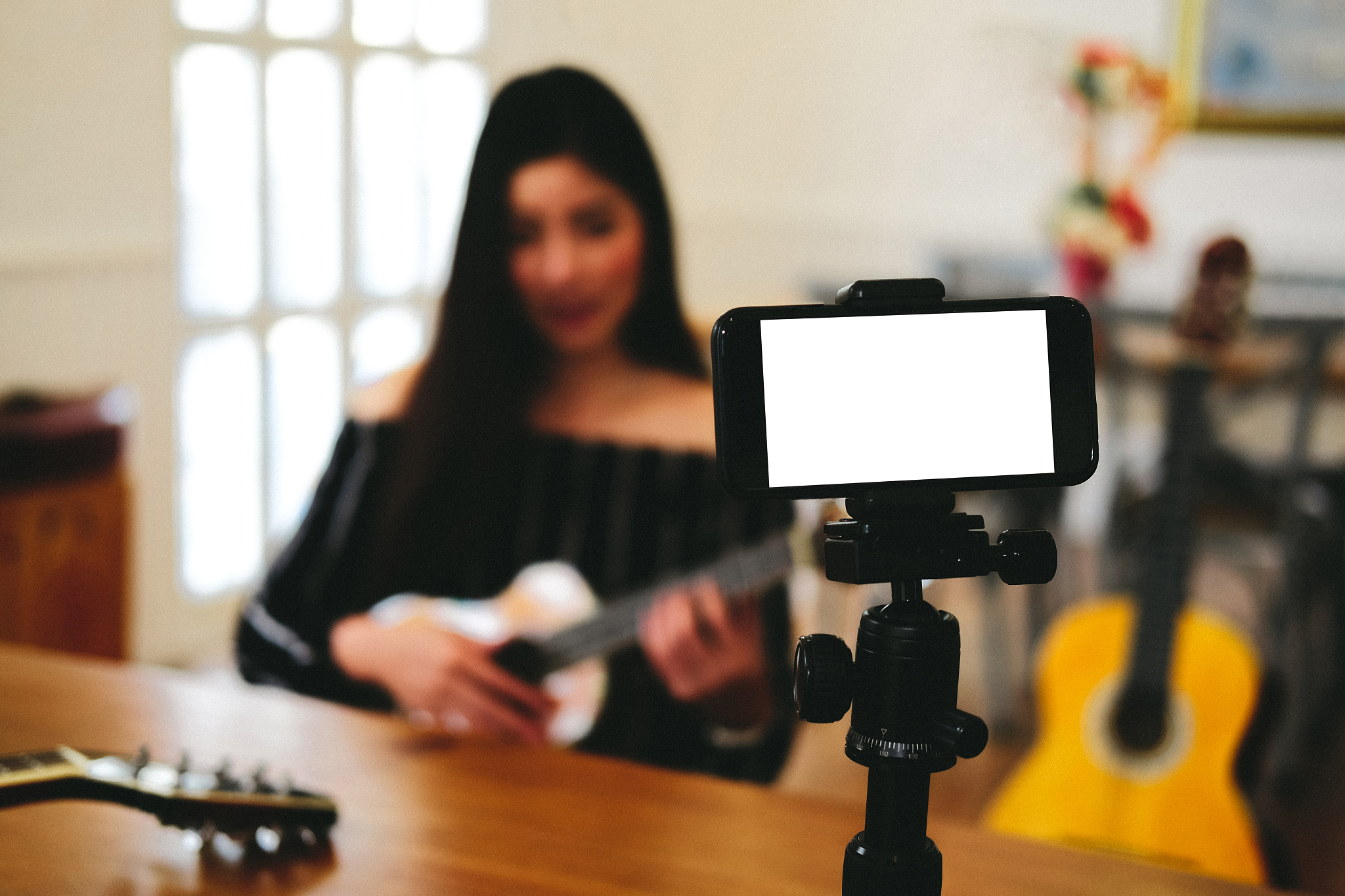 blogger live broadcasting music instrument tutorial on social me