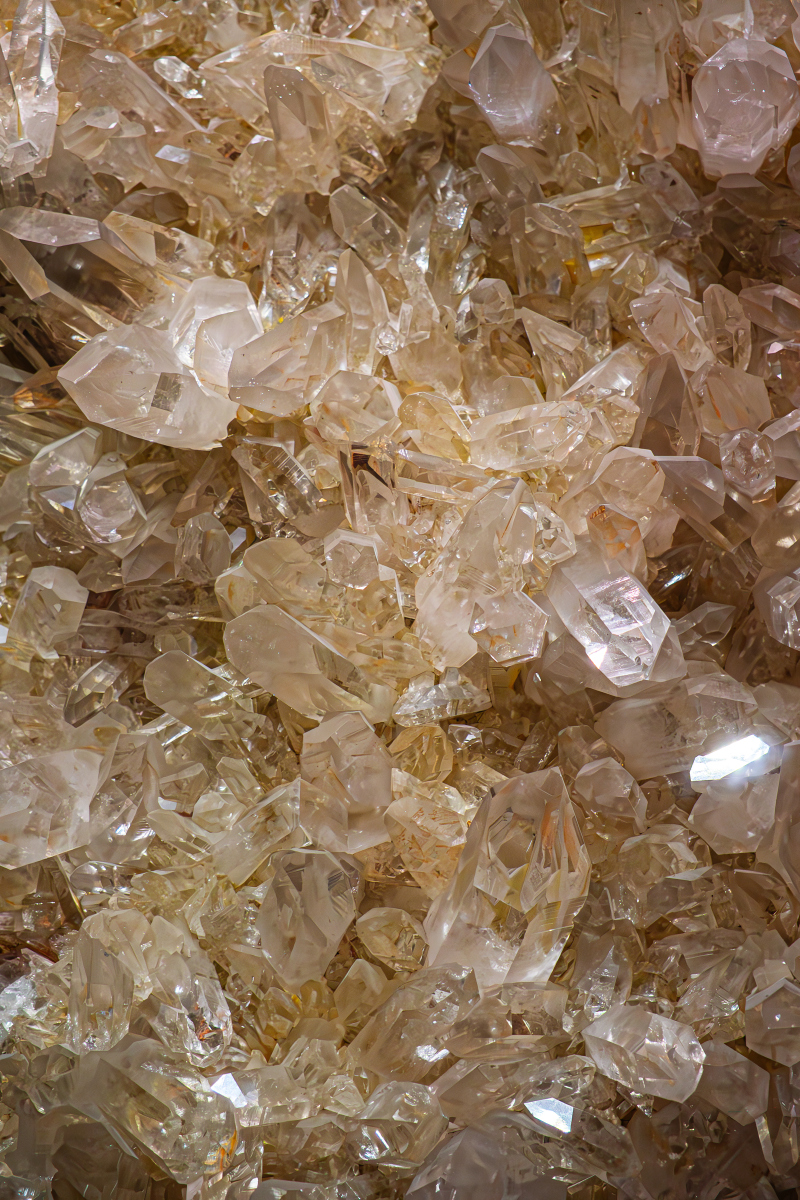 外凝固晶体：结构、特性及应用