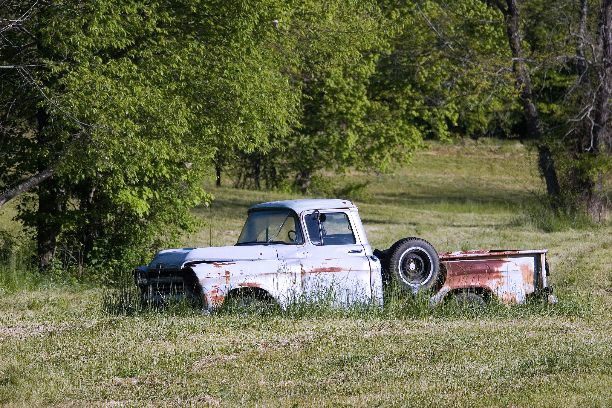 个体工商户百货五金销售门市都是老婆在管理自己主要负责五金加工拉材料用皮卡车哈弗车以家用为主。 小时候是农村的出去打工打了十年回来做一些小生意一步步的买了门面做。 奋斗史：20岁到25岁九几年去温州打工十年专门做网球的一个公司。回来做百货是因为门槛低那时候小孩中学了回家是几方面的原因。开始从摆地摊摆地摊很辛苦每天还要去乡镇找地方受天气影响很大。那时候心里想有个门面就好了做更多的经营类型。摆摊三年流动