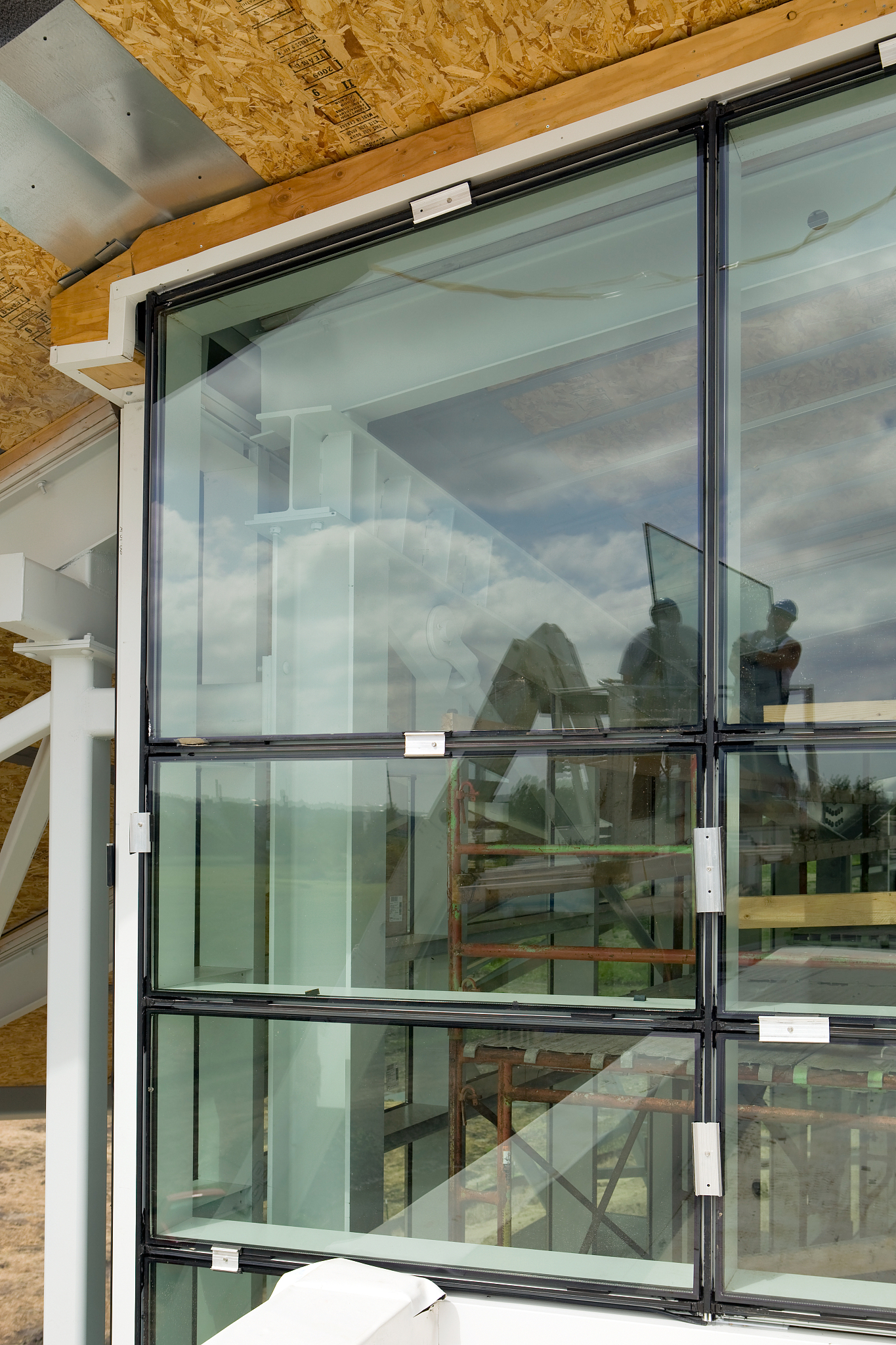 Translate to traditional chineseWindows of the property comprise of original uPVC construction with double glazed units to whichall are generally of a good condition Where testing was possible interna