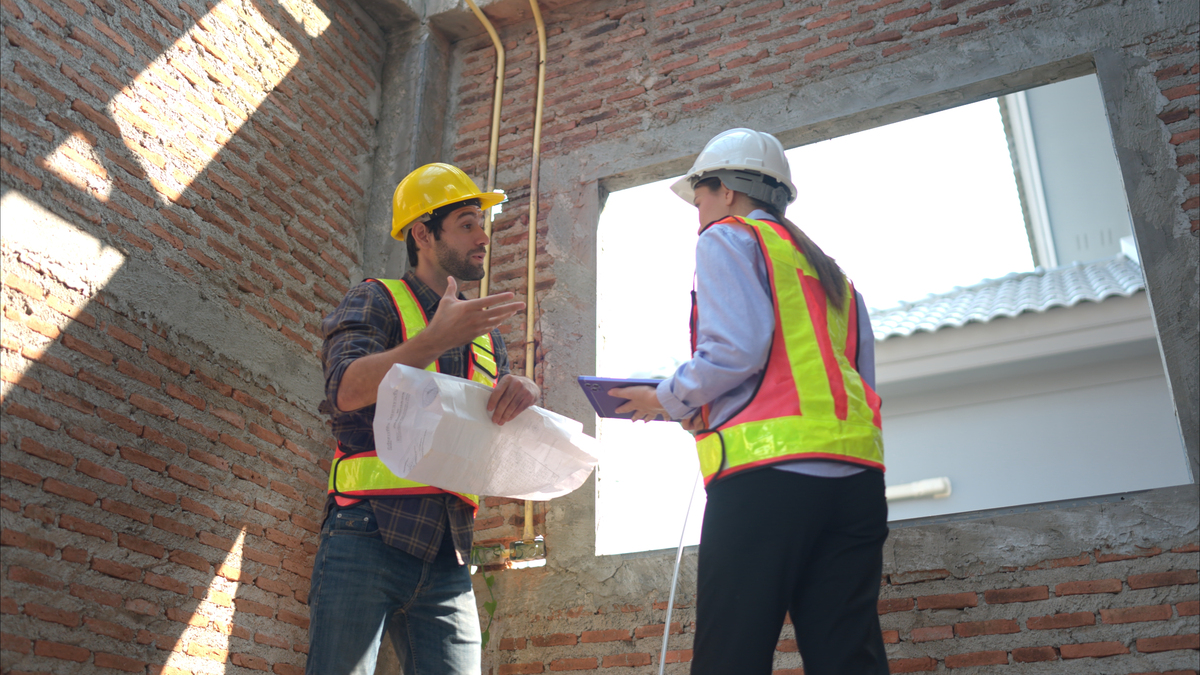 建筑师和工程师共同合作评估住宅建筑工地的进展情况
