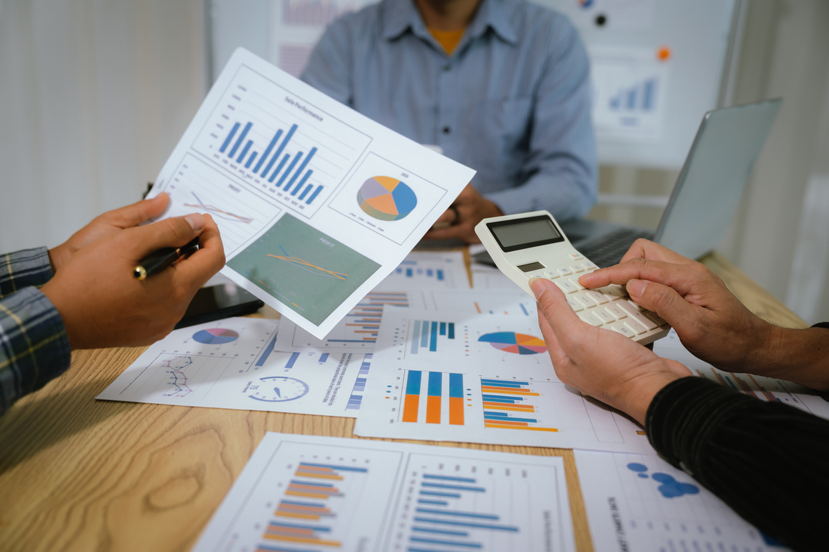 Finance manager two page English red resume template尤小优应聘岗位：产品设计师邮箱：jiasmine163com电话：134-7674-8978所在地：广东省广州市海珠区性别：女生日：19990824PowerPoint工作技能PowerPointPowerPointPowerPointEducation experienceiask Unive