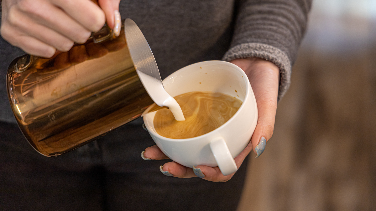 用一段话详细的给我讲清楚速溶咖啡、浓缩咖啡、手冲咖啡的区别。