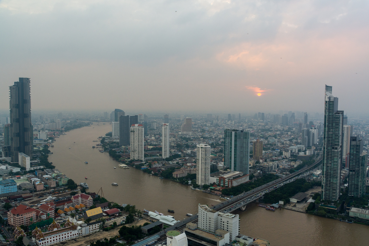 泰国曼谷湄南河上的日落景色