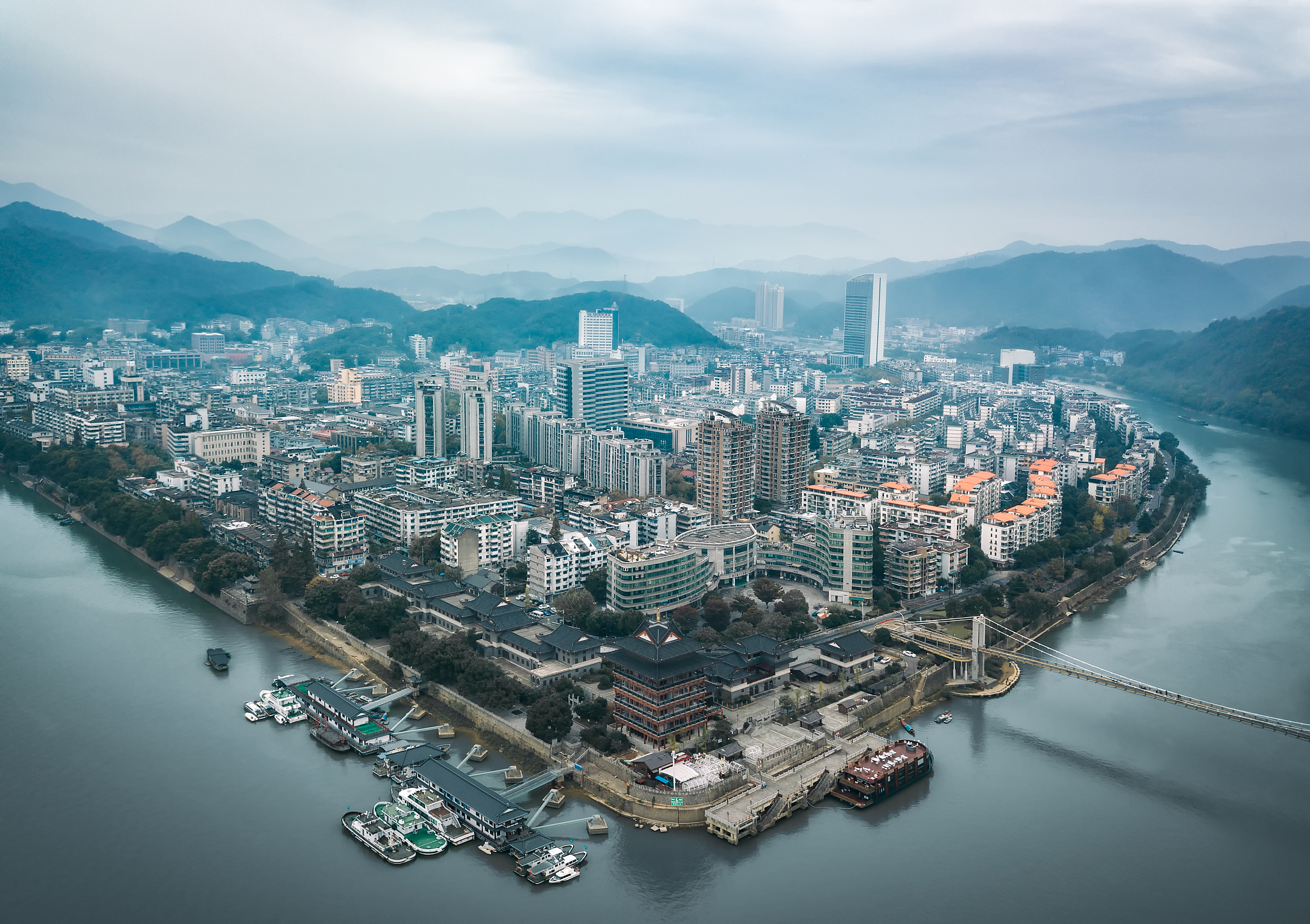 你是一名大学生需要写一份《航拍中国》纪录片观后感1000字