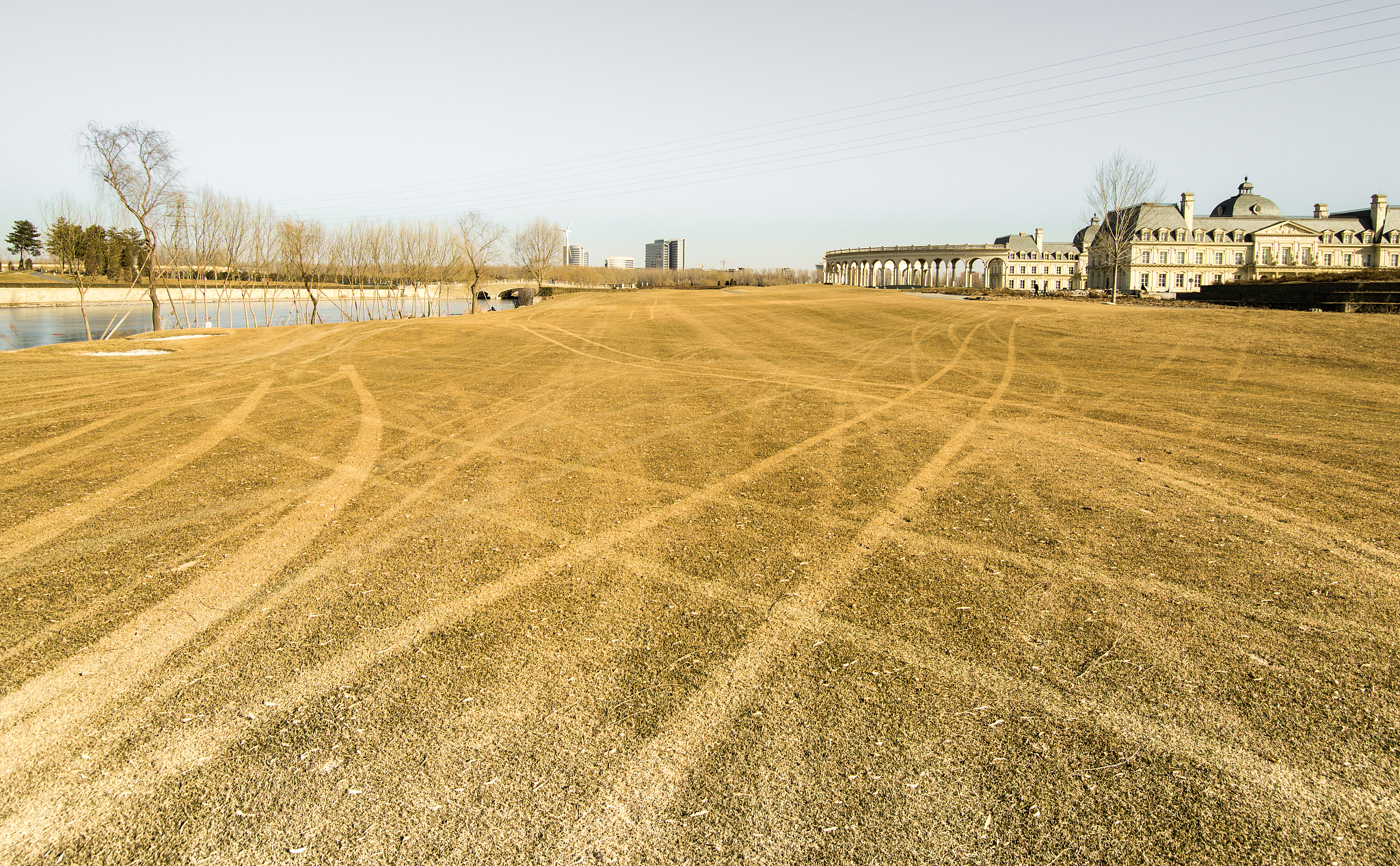 写五个朋友圈预热精简文案品牌：瑰途 活动：四周年庆典瑰途狂欢月充500送300 年终钜惠粉丝回馈。