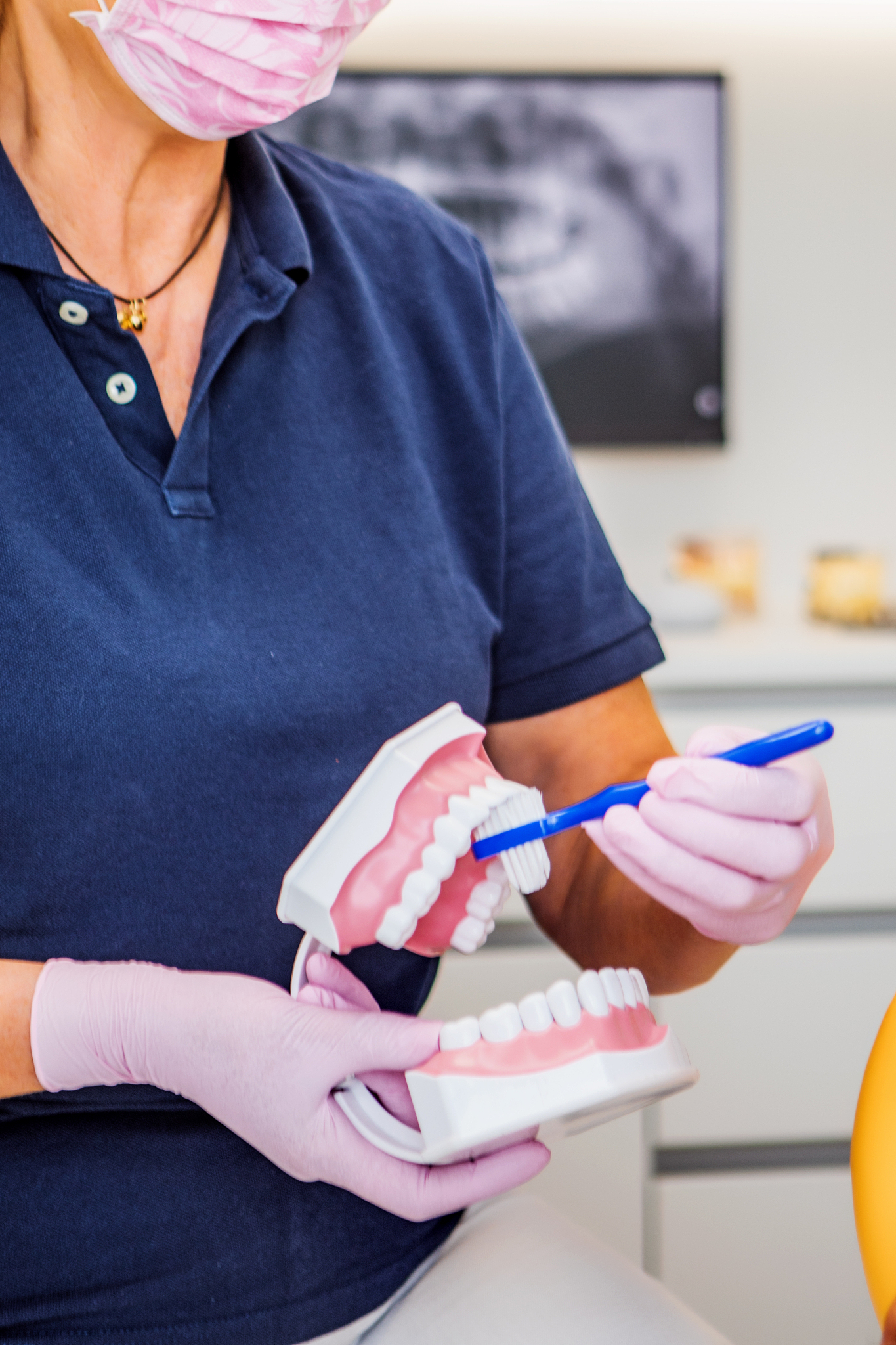 成都卫生学校口腔医学专业就业前景分析：未来发展方向与职业规划