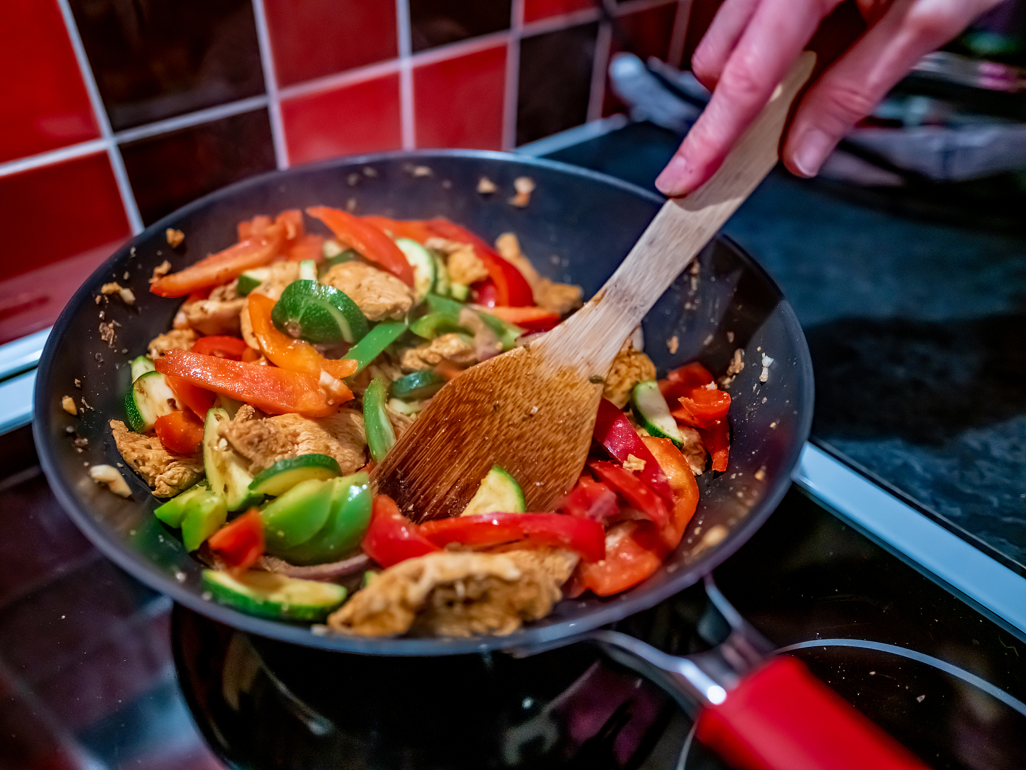 请根据下面的模板写一份意思相似的文案描述更有画面感和诱惑力文字偏白话文文字数量大致相同以后水煮菜吃不下去快试试这个简易版的麻辣拌跟煮开水一样简单准备各种爱吃的蔬菜和丸子虾和鸡胸肉补充蛋白质全部烫熟捞出垫在碗底好吃的关键就是放一包这种麻辣拌酱料就是外面小吃店的味道其他任何调料都不用放了抓拌均匀就可以开吃了这样做麻辣拌真的跟外面买的一个味道好吃到停不下来