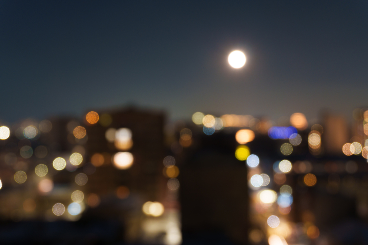 月朗星稀的城市夜景,柔和虚化的城市景观,无人机航拍