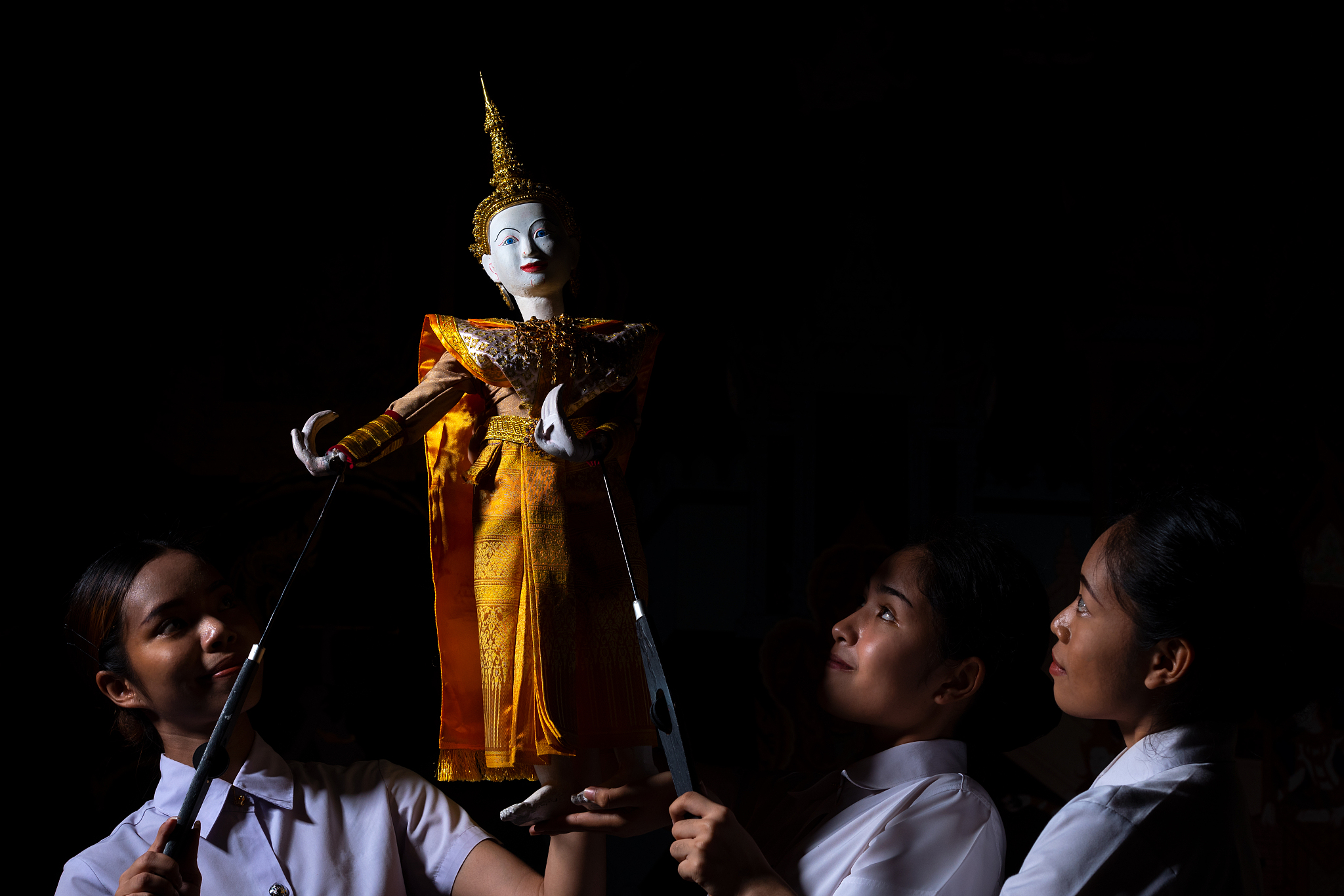 thai puppets are being manipulated by the actors' expertise, pup