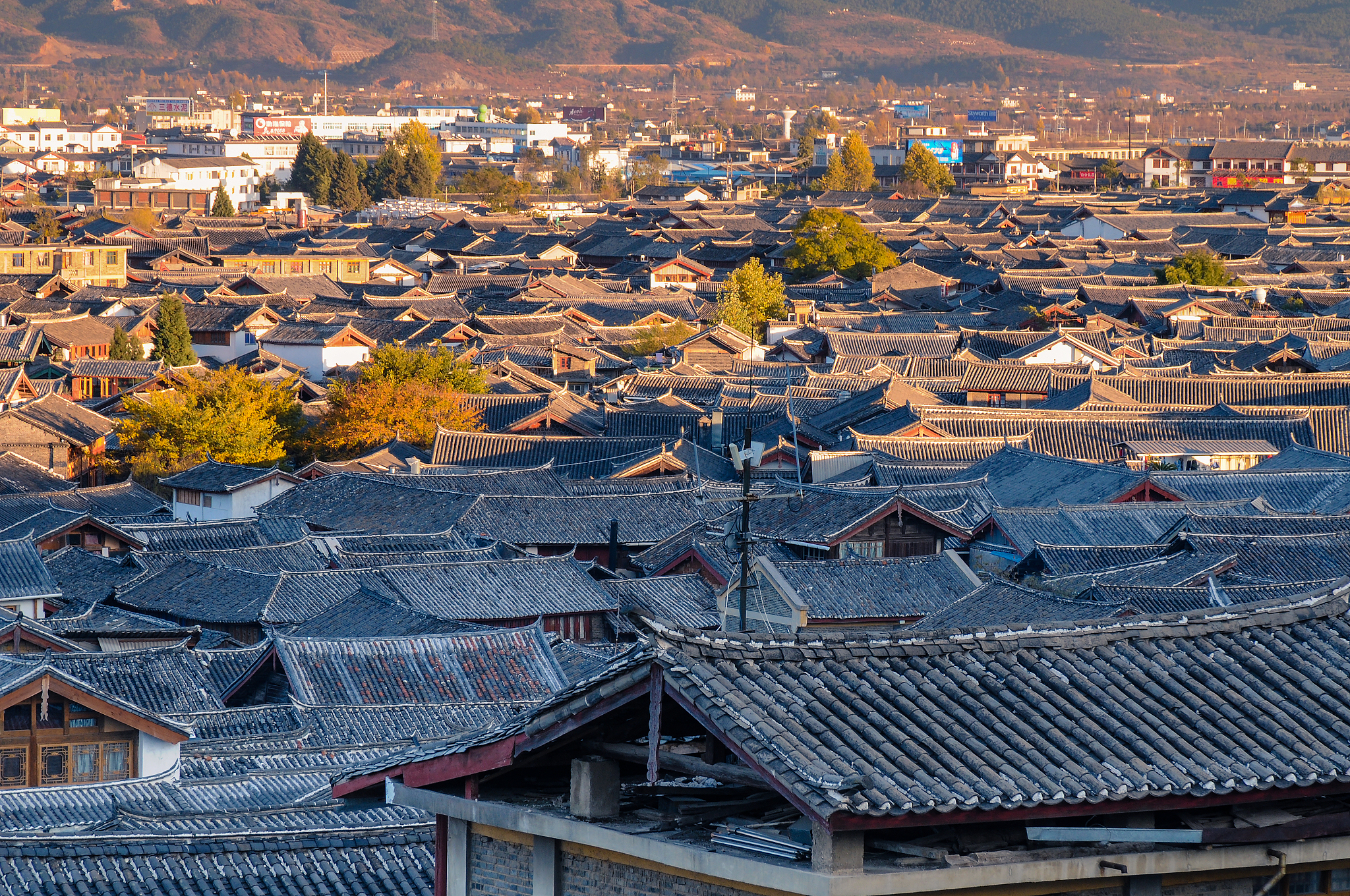 专业导游我要从武汉到云南丽江游玩预算2万元。旅行人数共5人2个大人3个孩子。行程7天帮我做一份旅行攻略。请注意推荐景点请附上各个景点价格和费用清单。