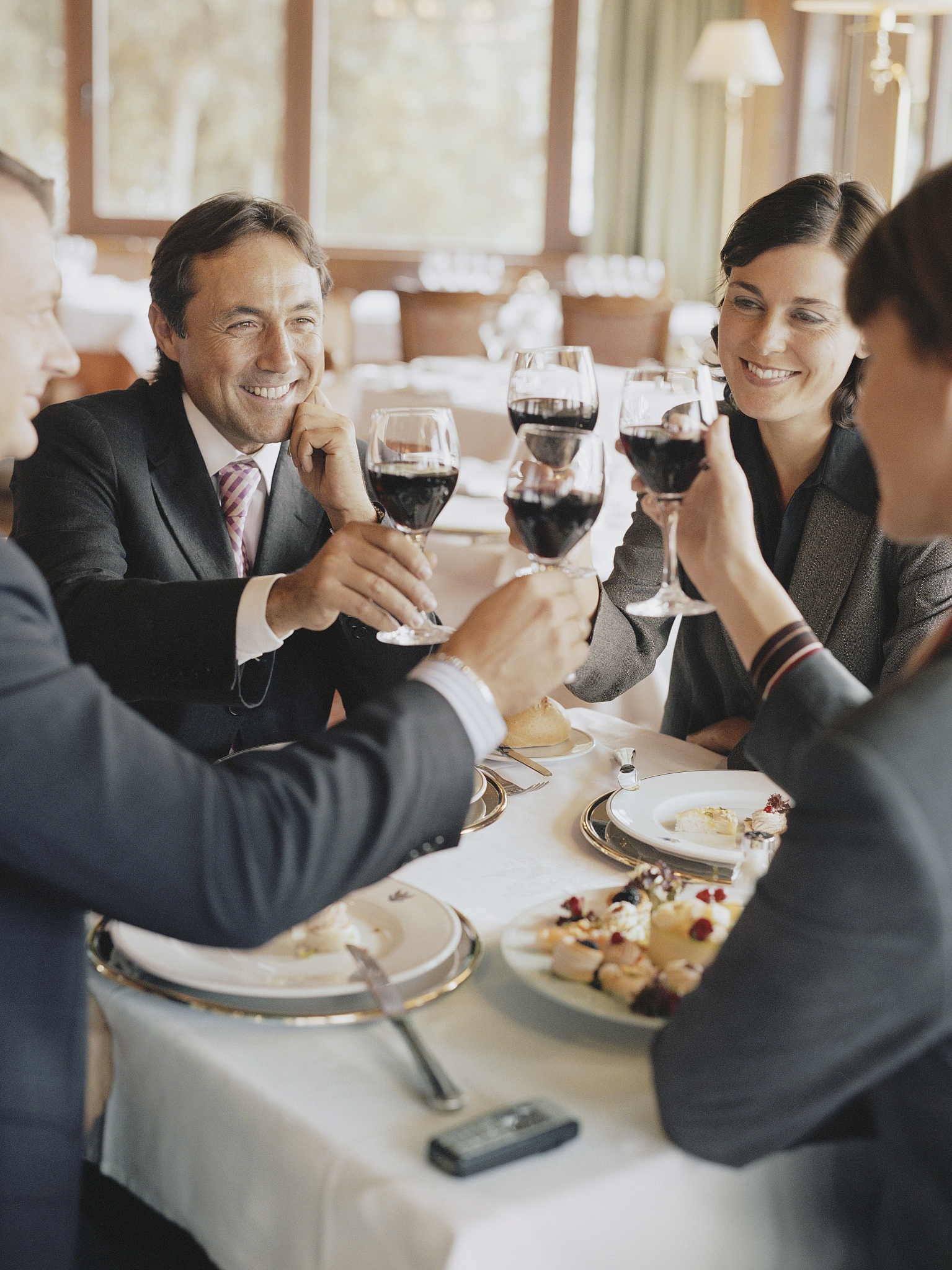 在中国的酒桌上和领导一起吃饭其中还有我不认识的领导的领导还有领导的长辈这时候敬酒顺序应该是什么？