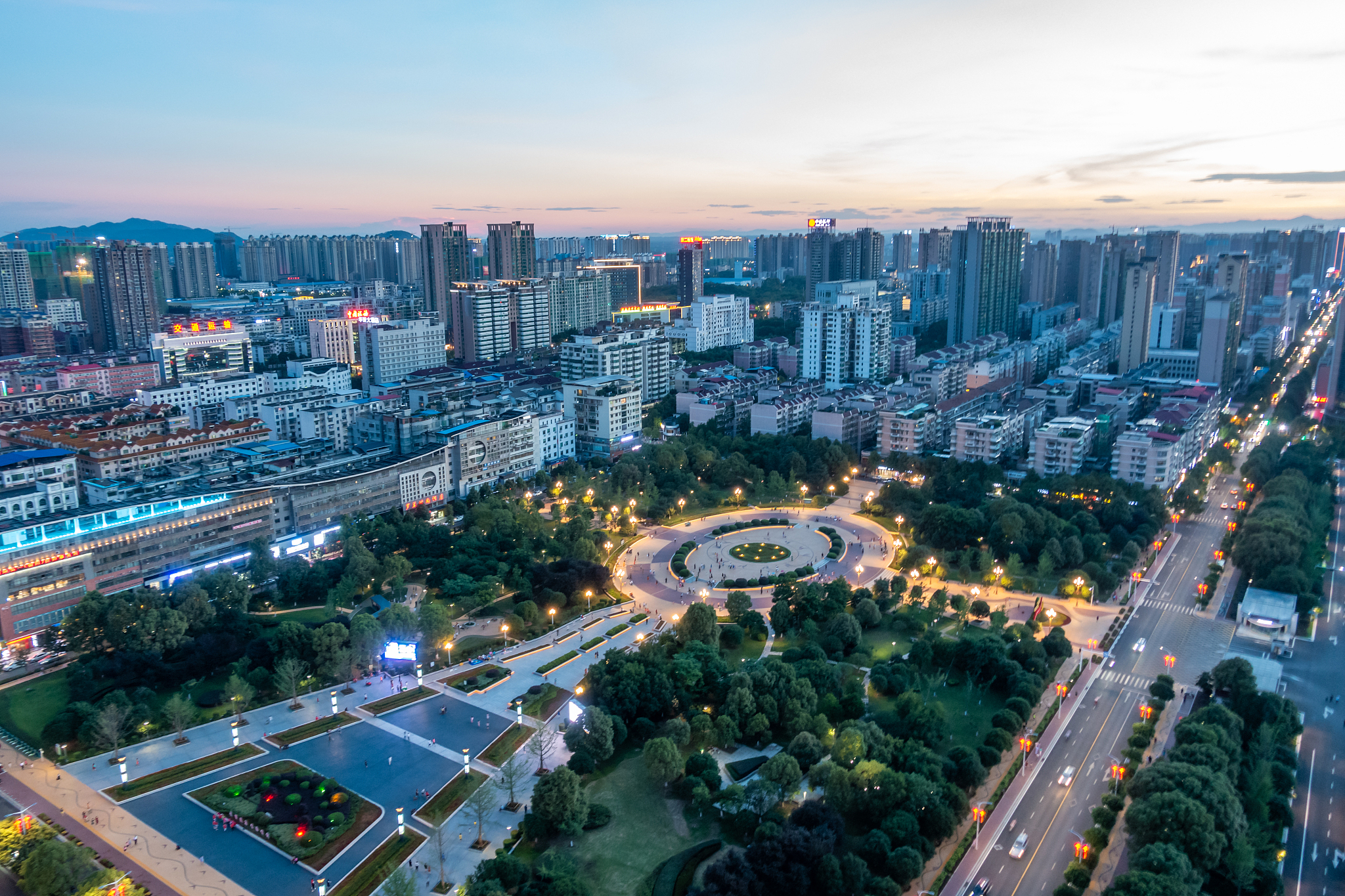 航拍视角,城市公园夜景