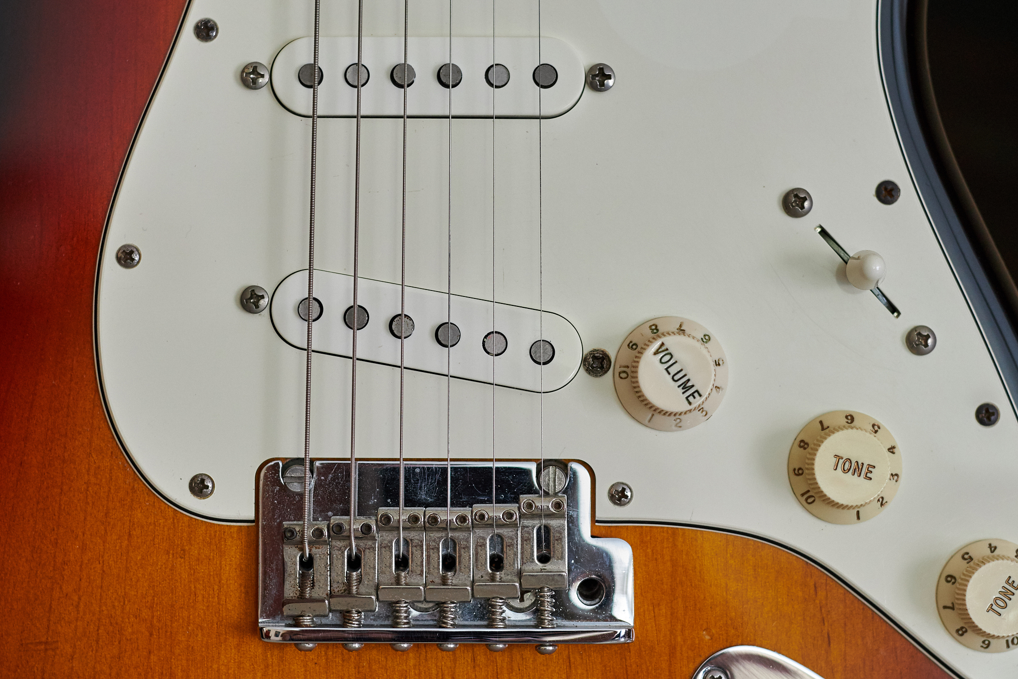 电吉他哇音是什么原理